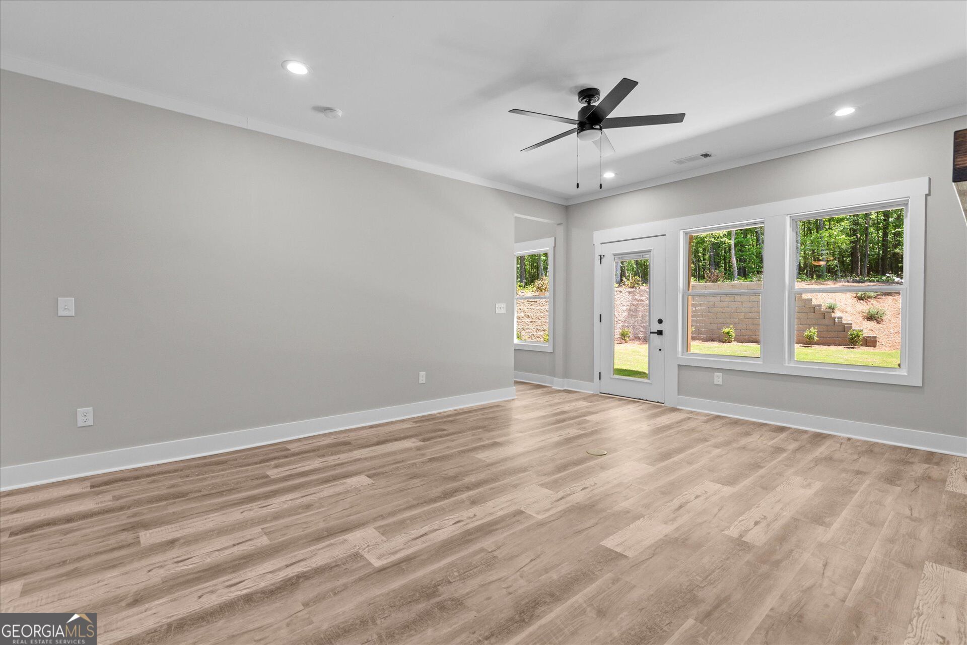 10041 Lakeview Parkway Property Photo 15
