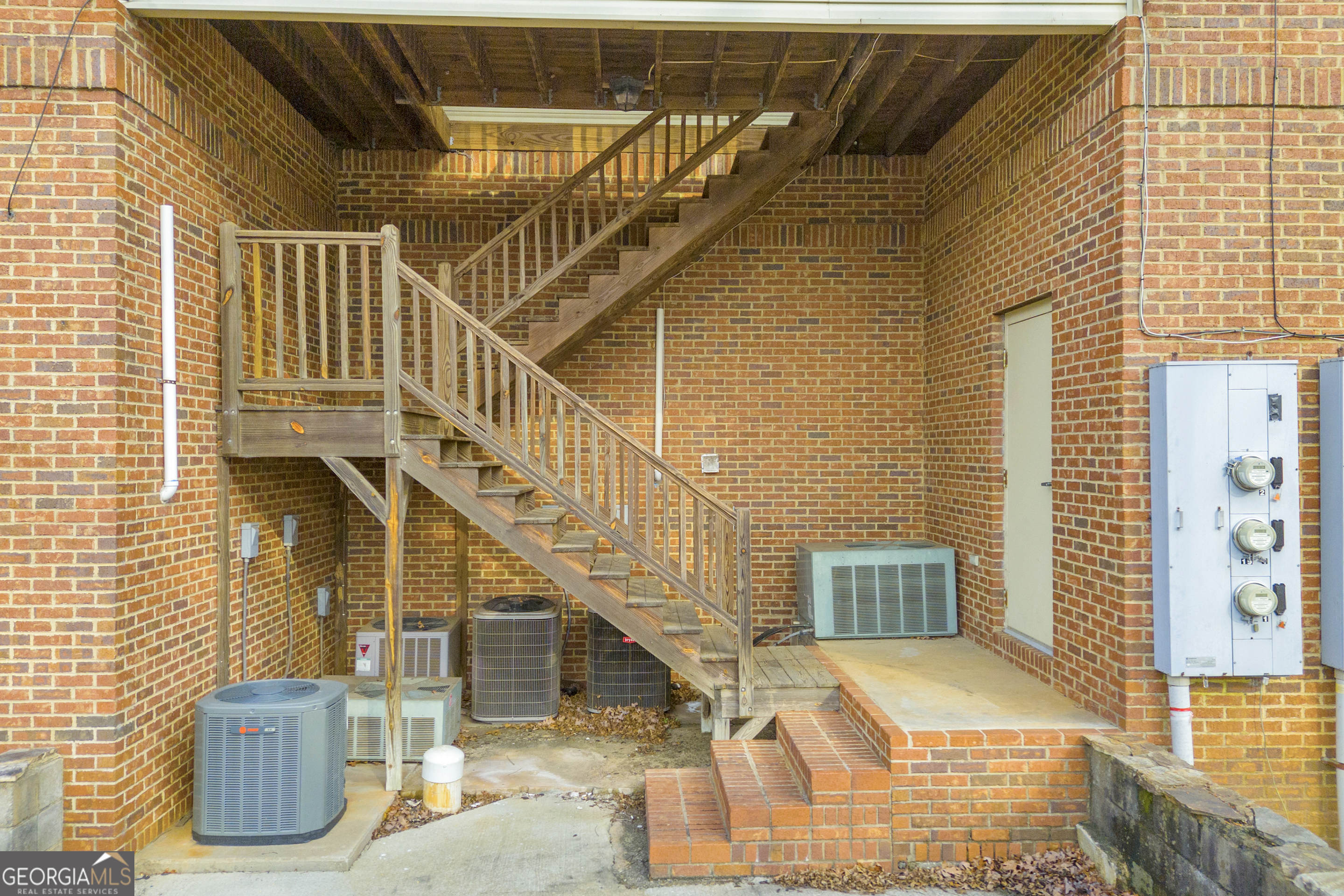 19 Glenn Carrie Property Photo 2
