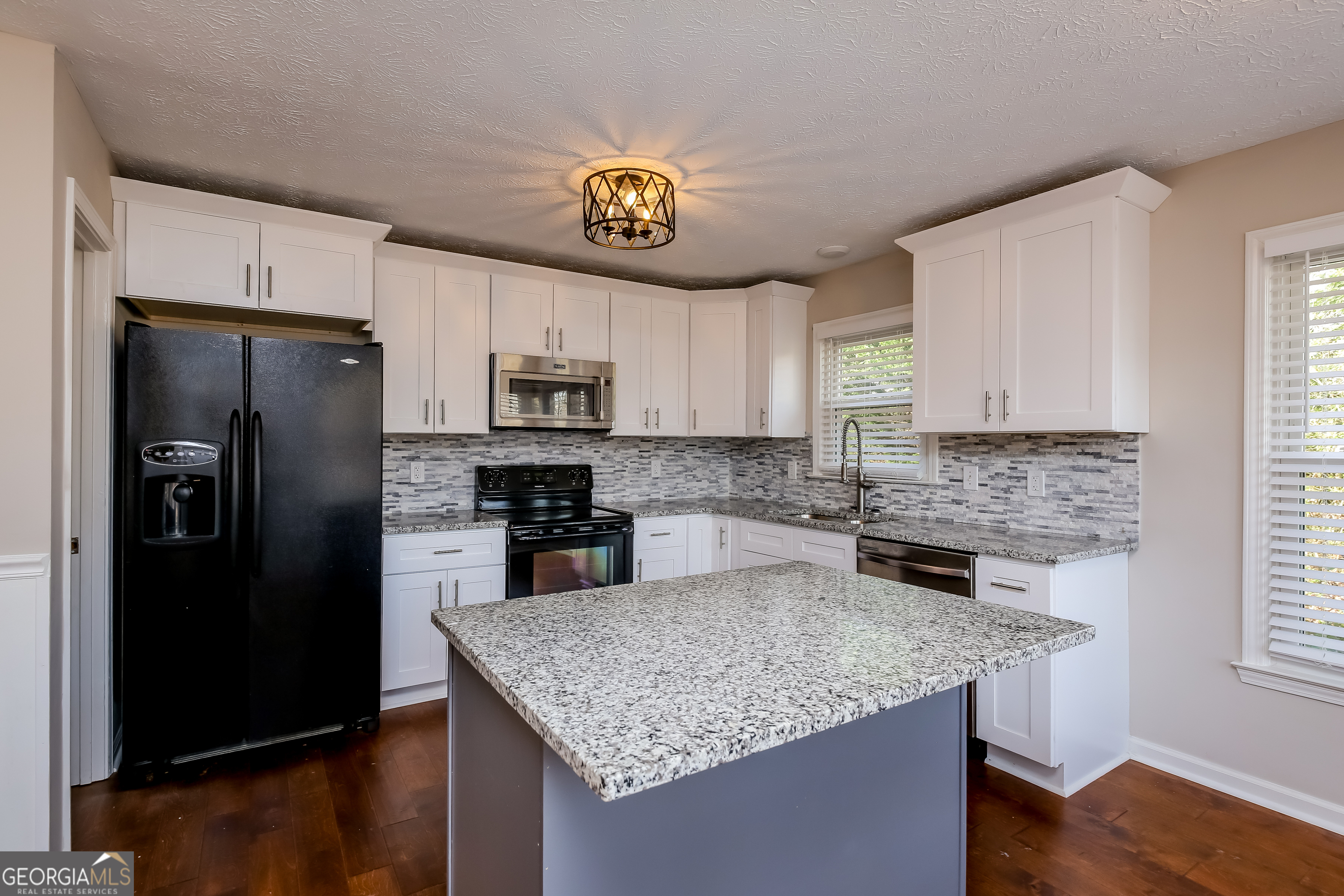 3170 Lakecrest Drive Property Photo 4