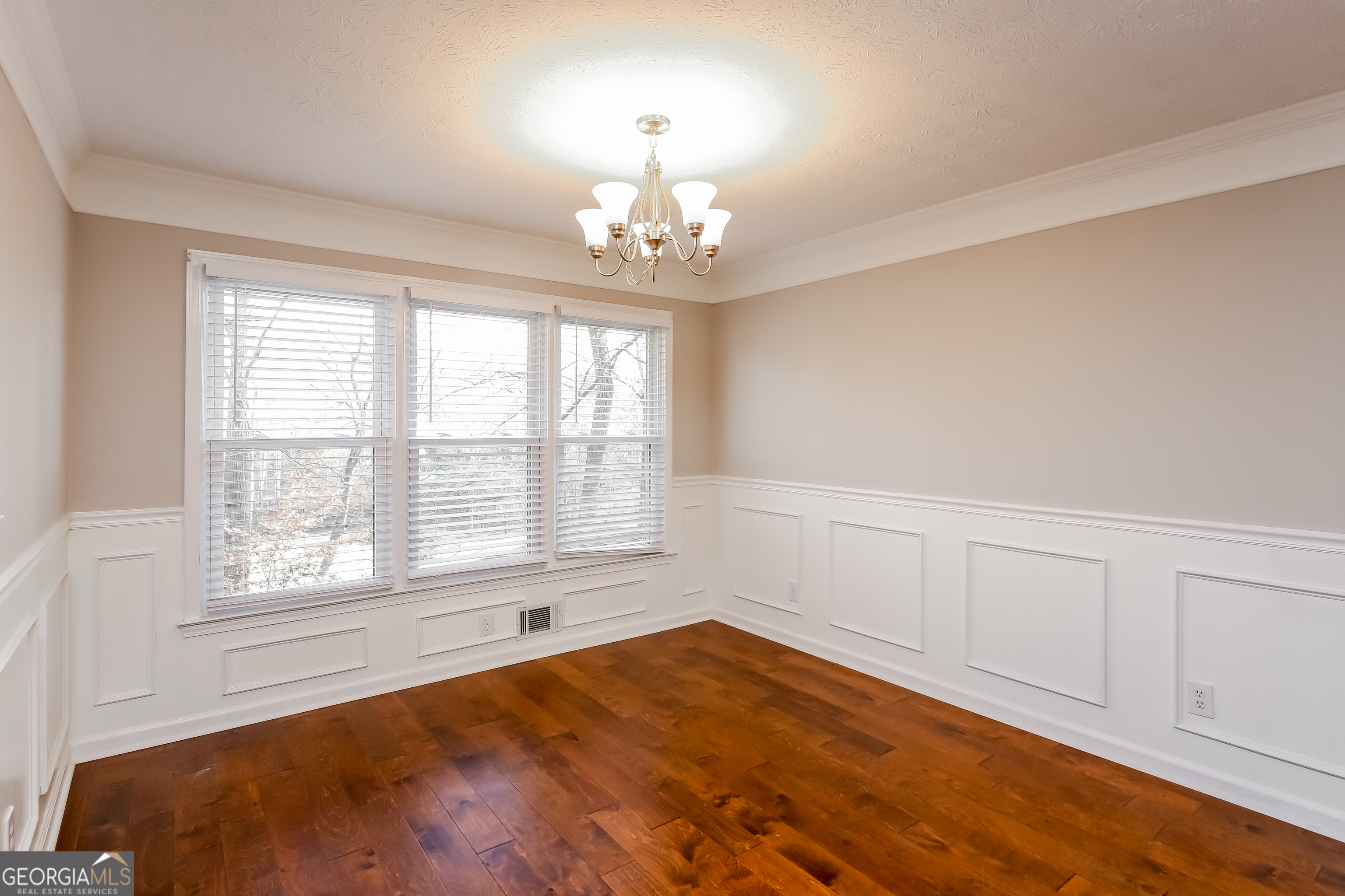 3170 Lakecrest Drive Property Photo 5