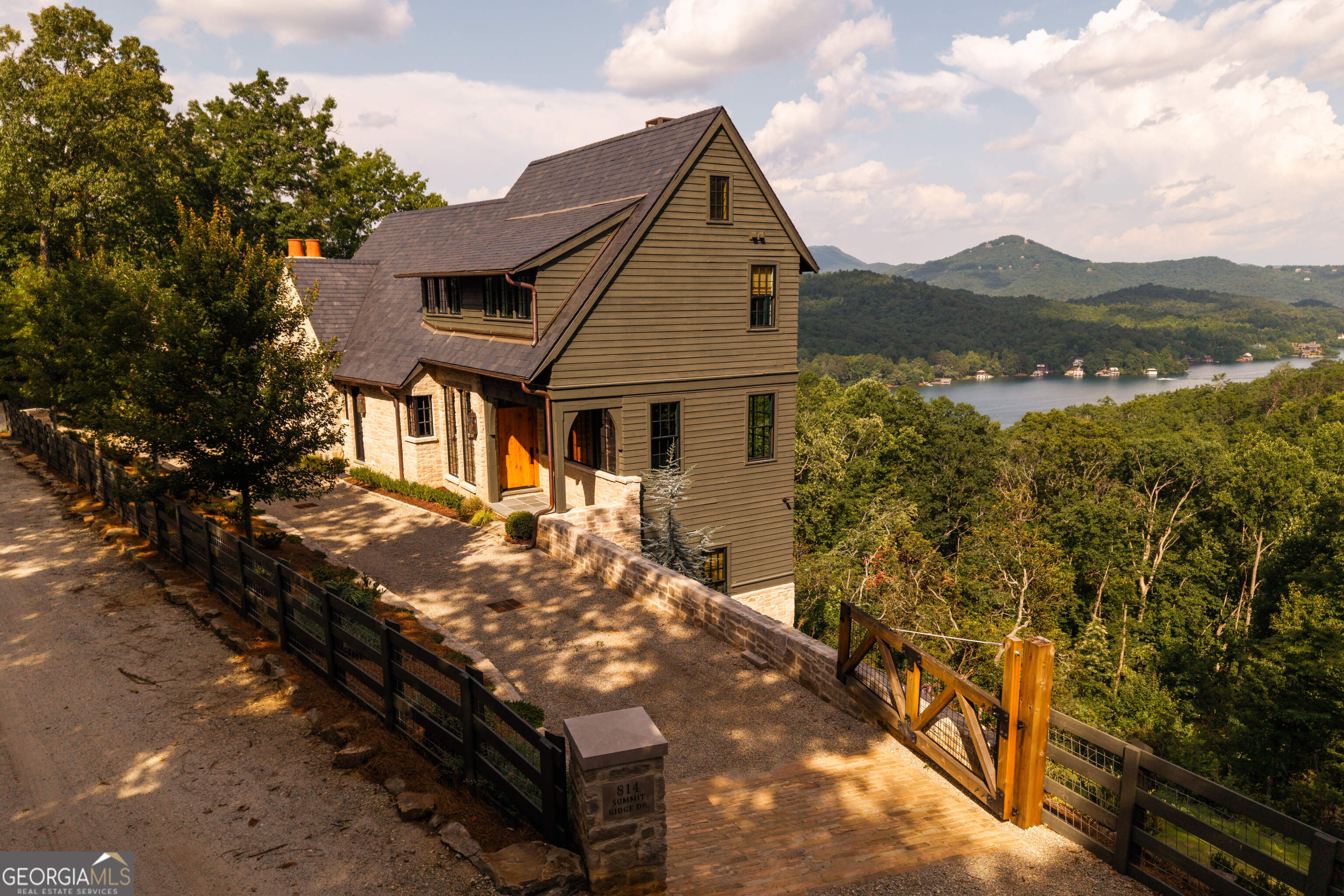 814 Summit Ridge Property Photo 3