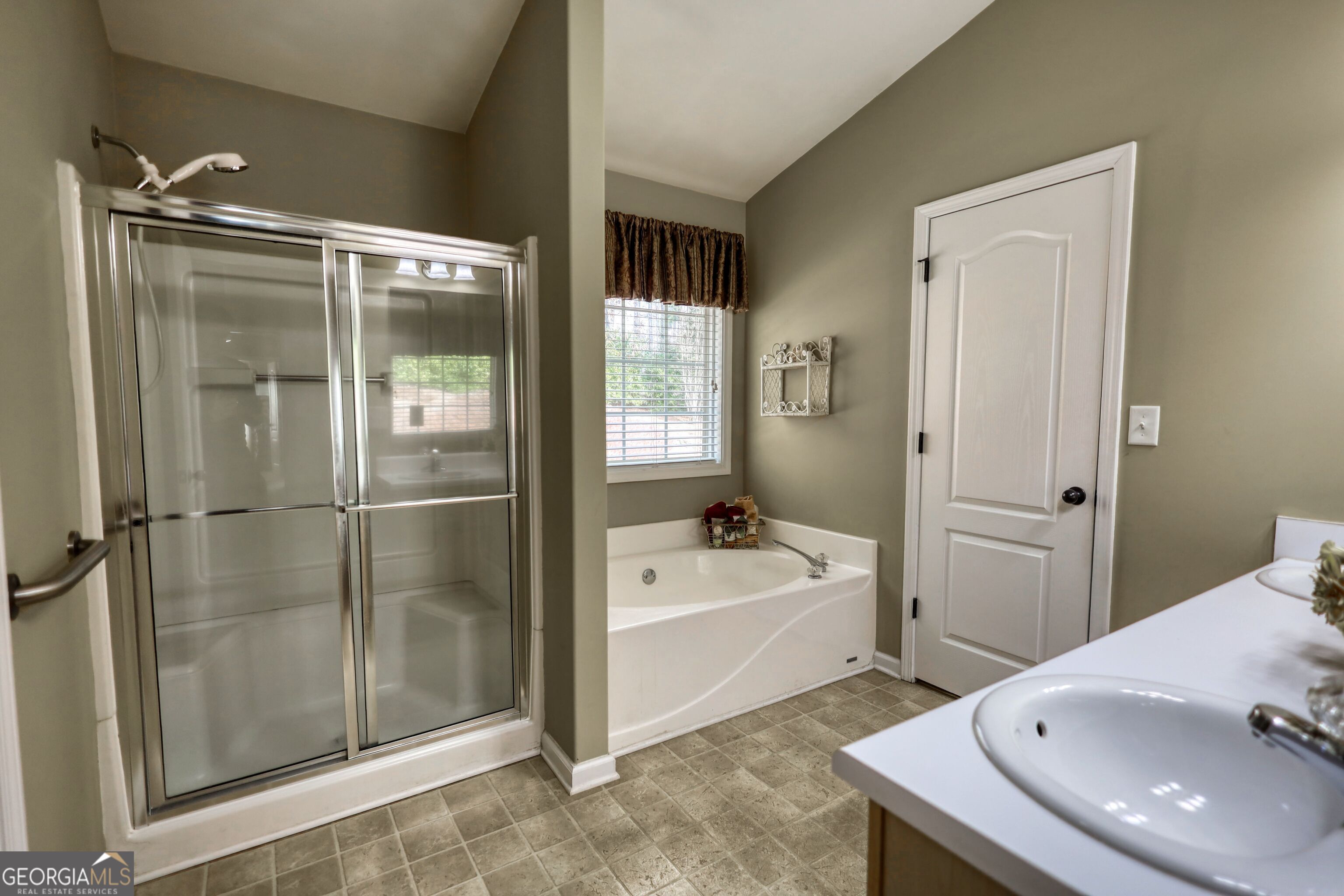 421 Jennifer Springs Drive Property Photo 23