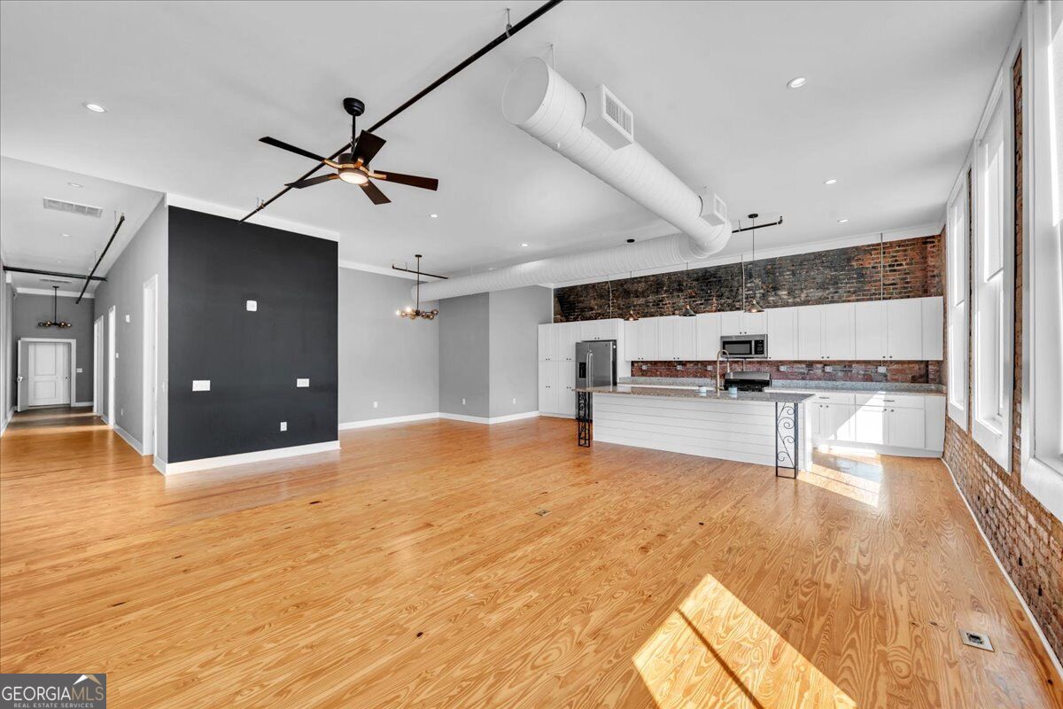 565 Poplar Street Property Photo 6