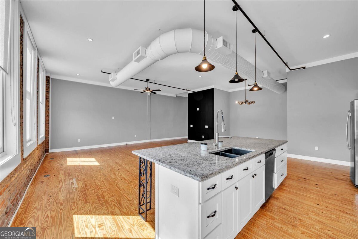 565 Poplar Street Property Photo 7