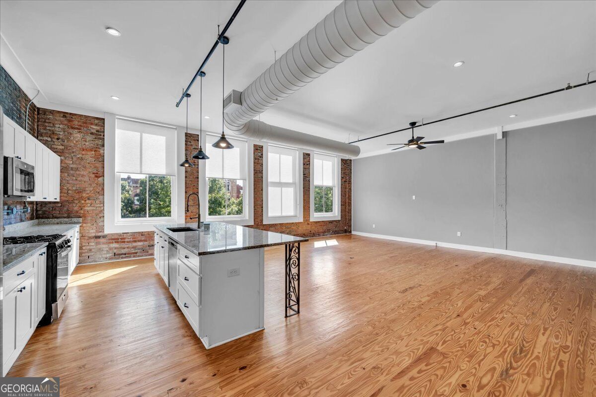 565 Poplar Street Property Photo 8