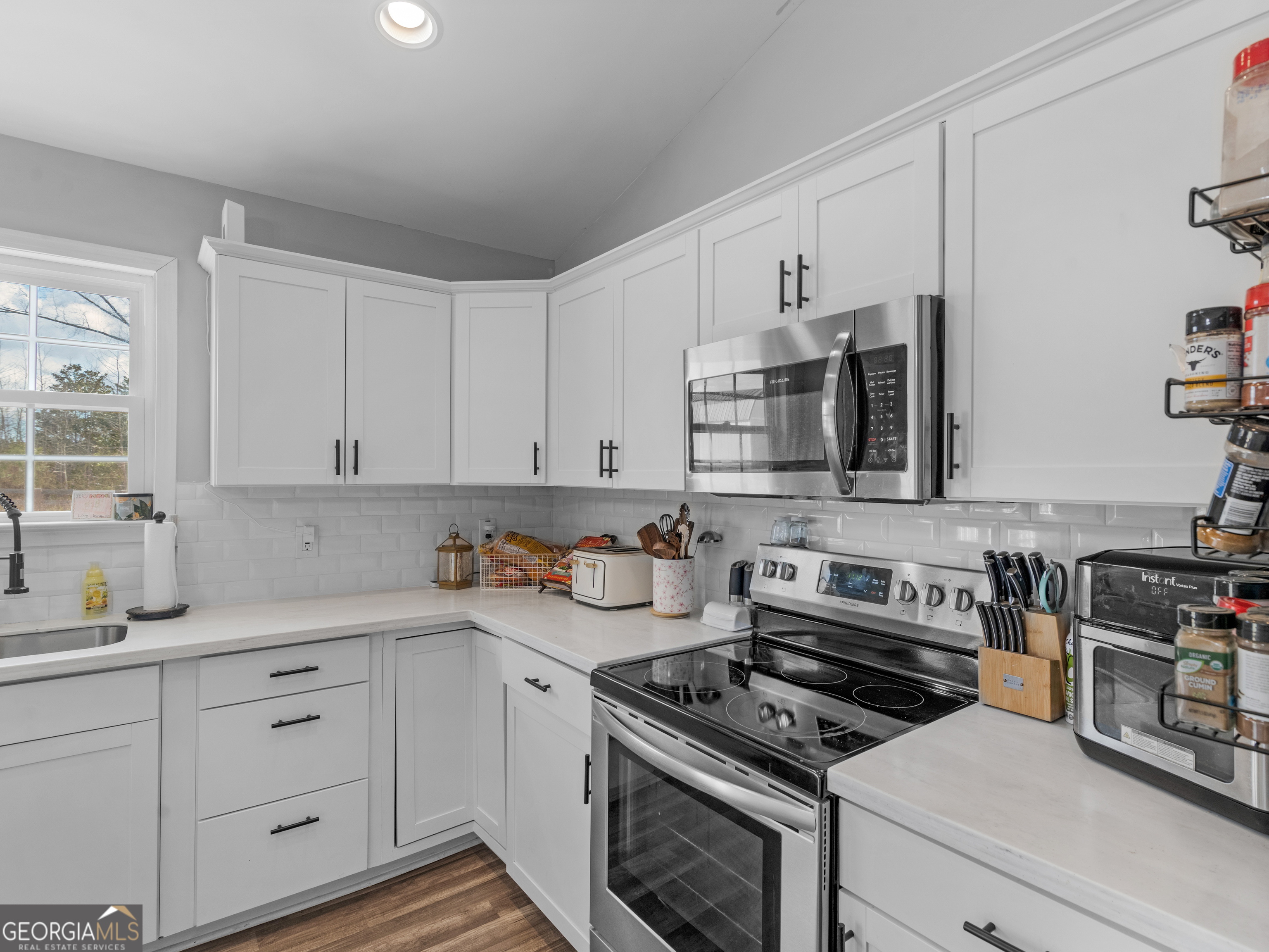 215 Almon Avenue Property Photo 8