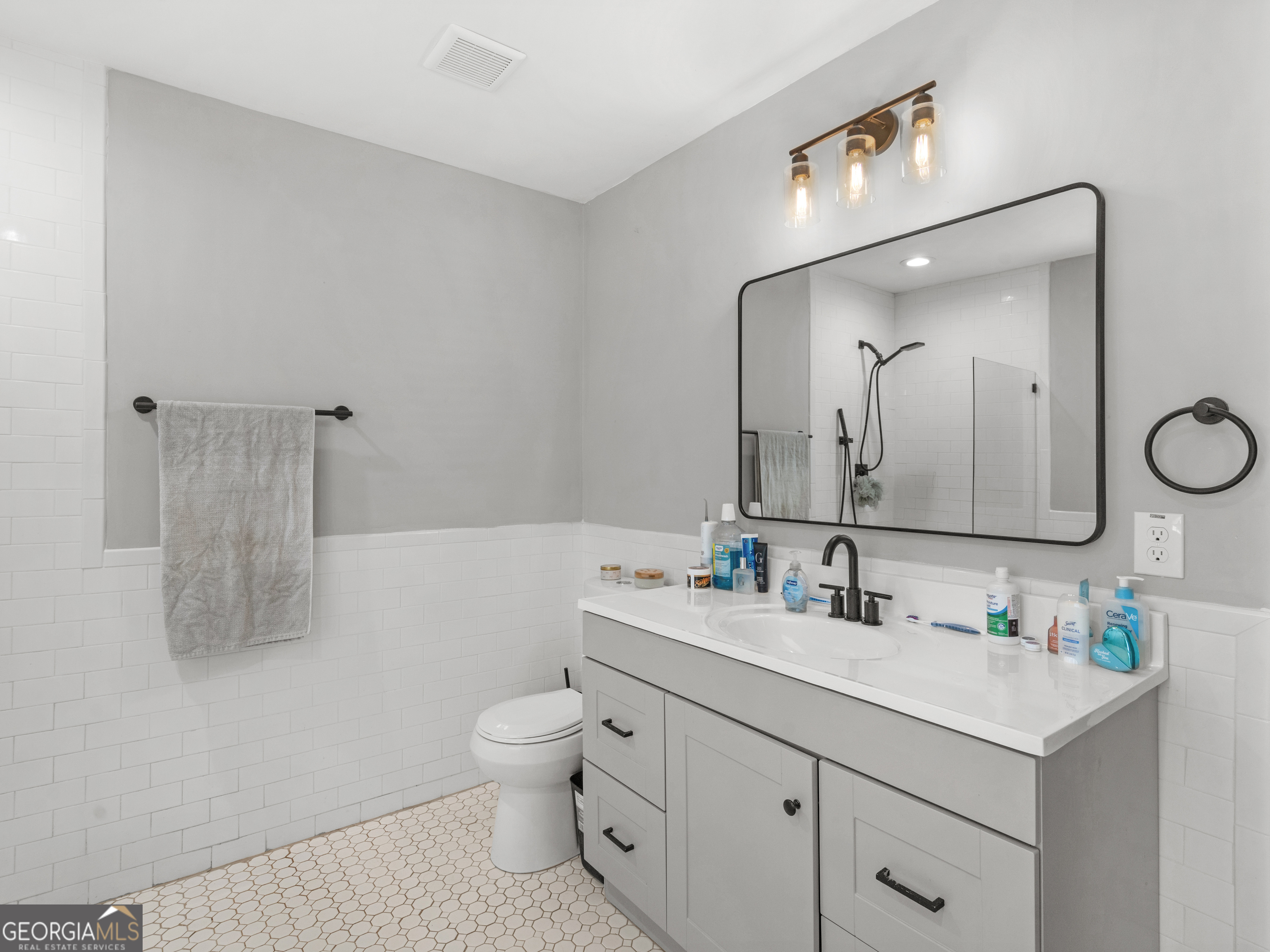 215 Almon Avenue Property Photo 28