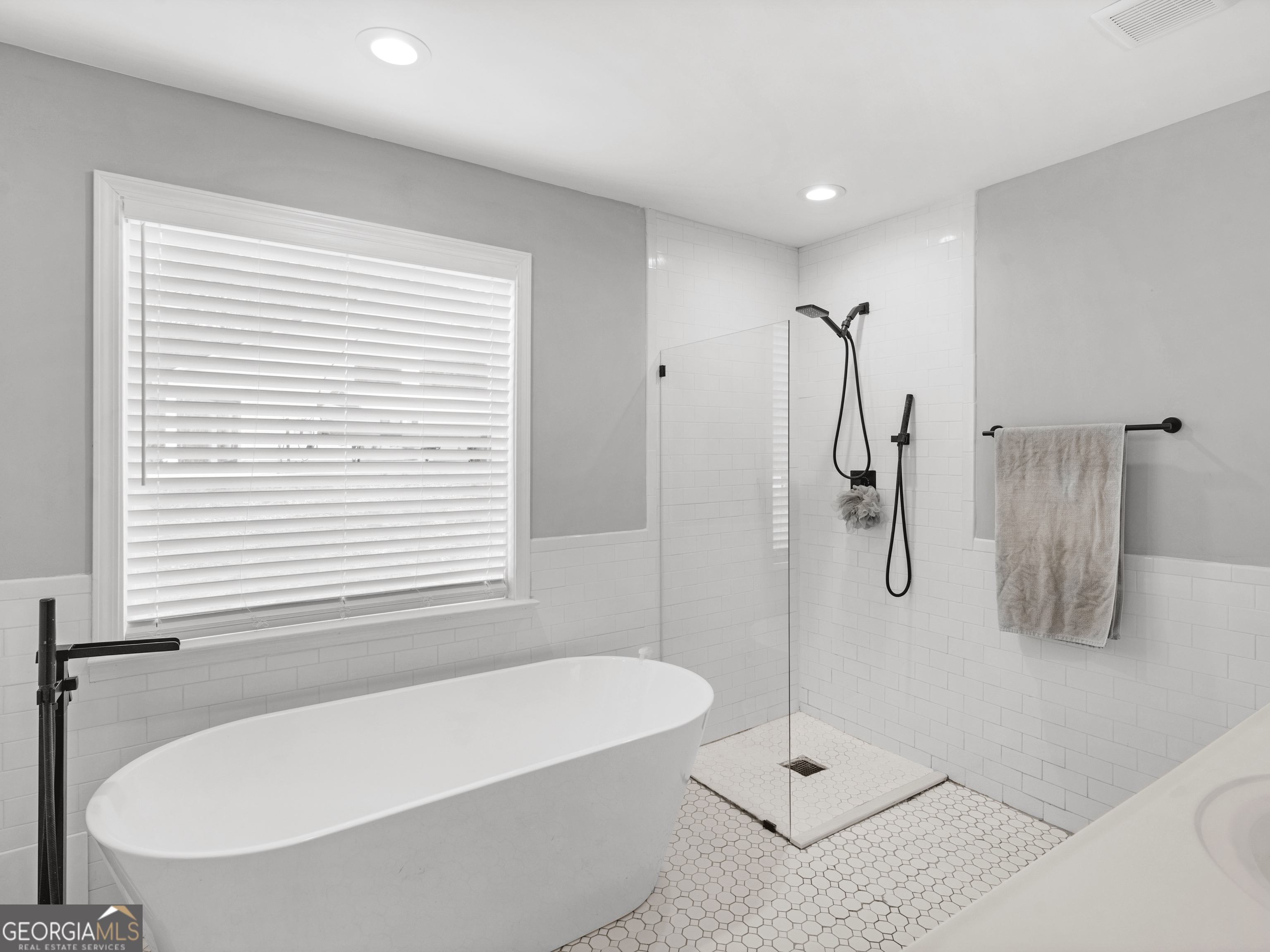 215 Almon Avenue Property Photo 29