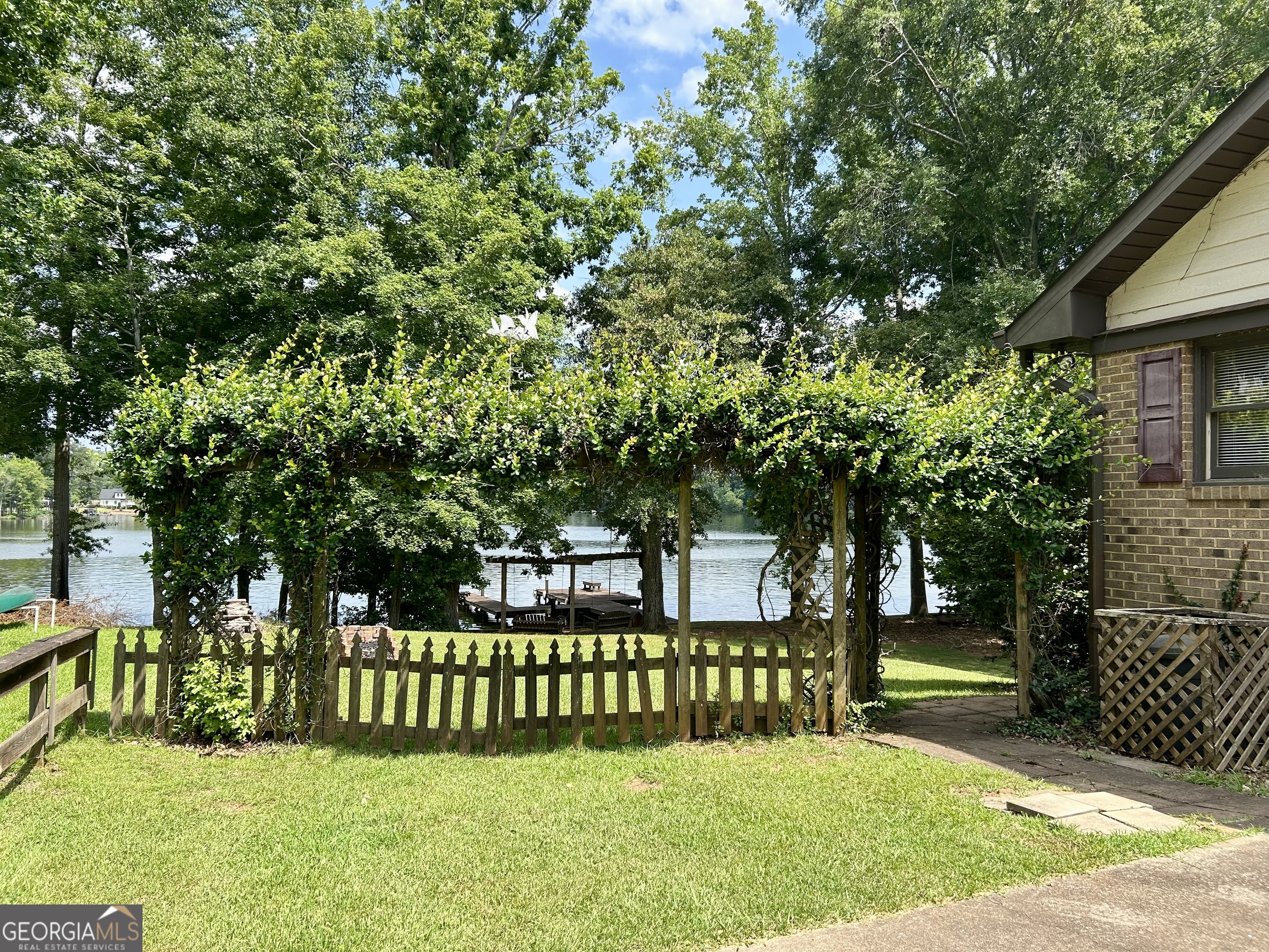 1070 Carpenter Lane Property Photo 2