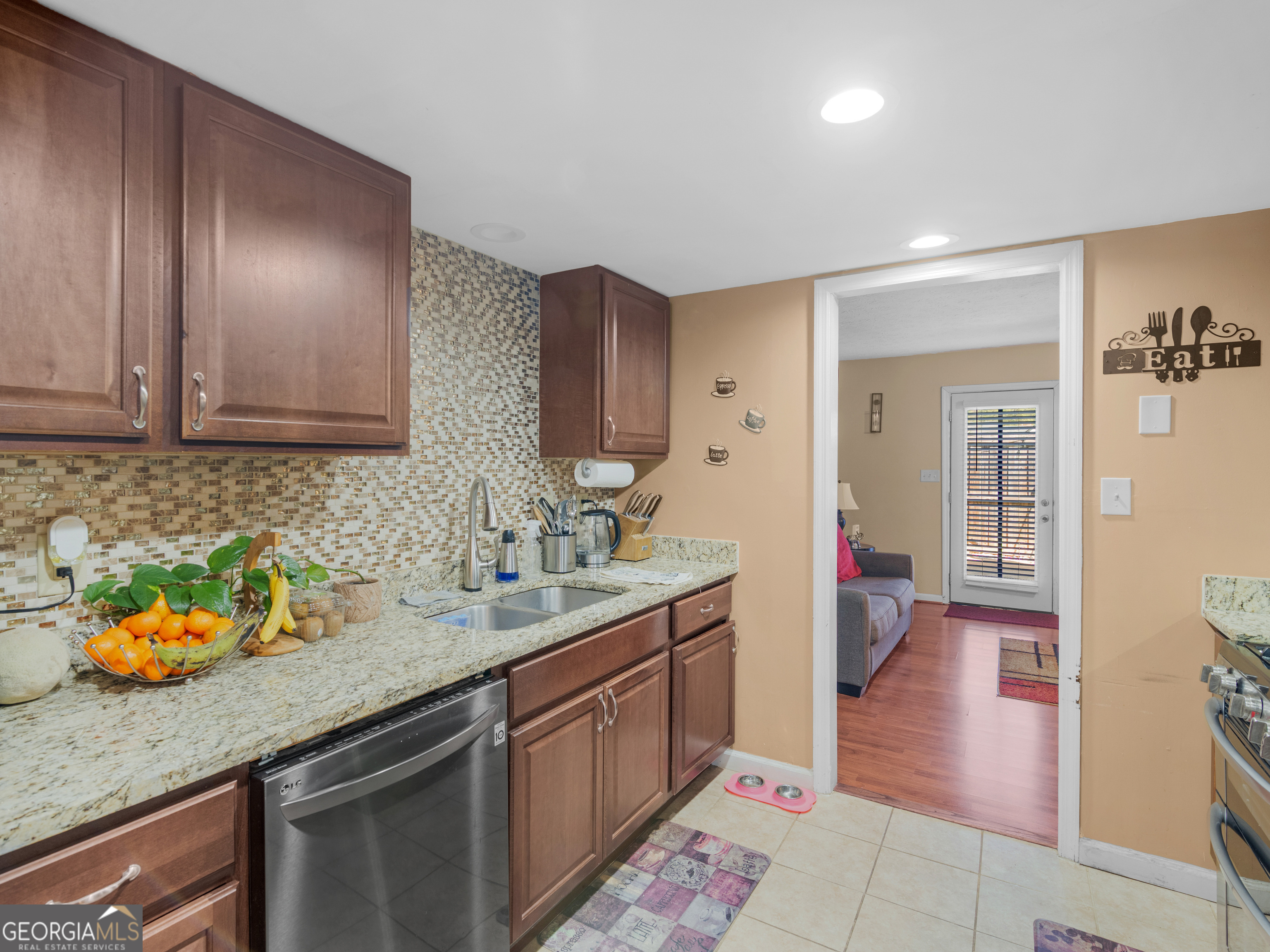 103 Oak Circle Property Photo 4