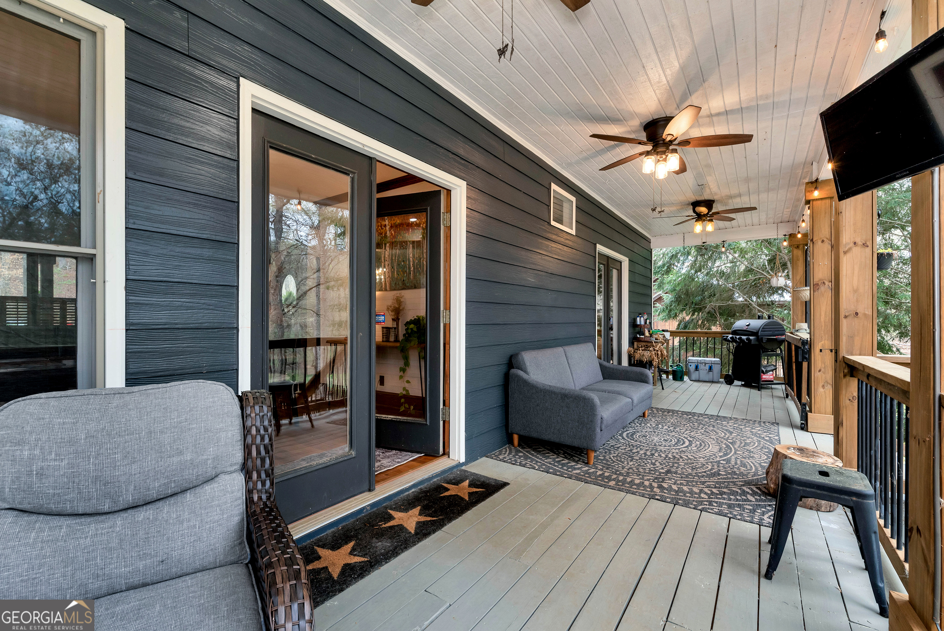1060 Golden Avenue Property Photo 3
