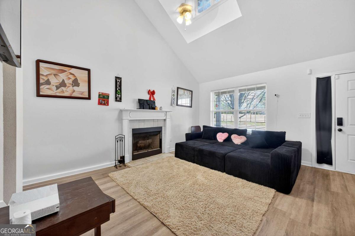 175 Grosslake Parkway Property Photo 8