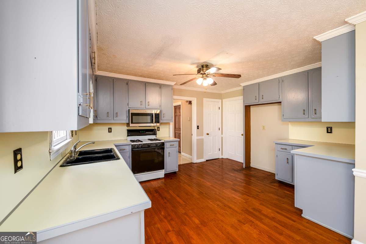 6420 Phillips Place Property Photo 12