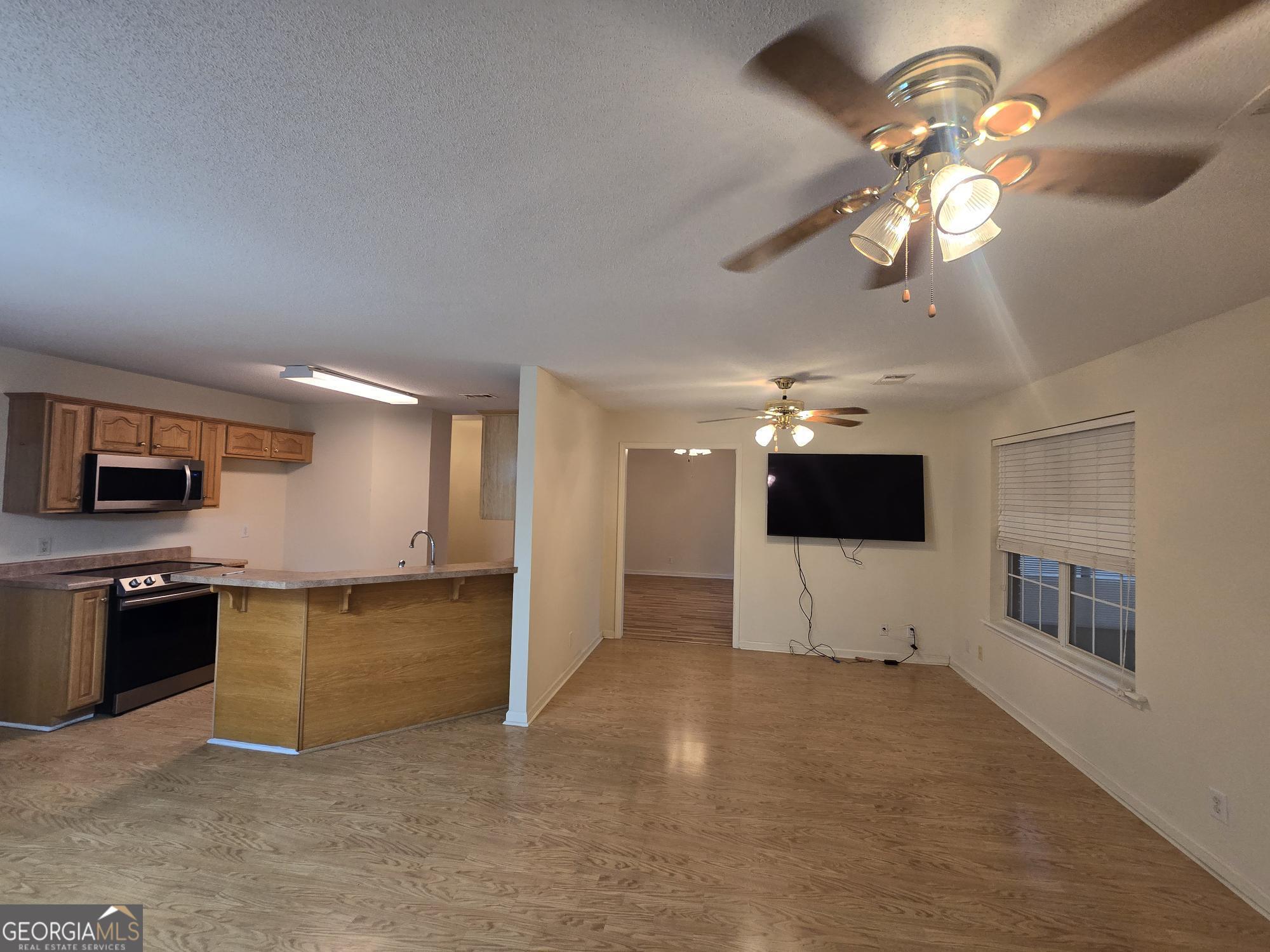150 Knights Bridge Property Photo 3