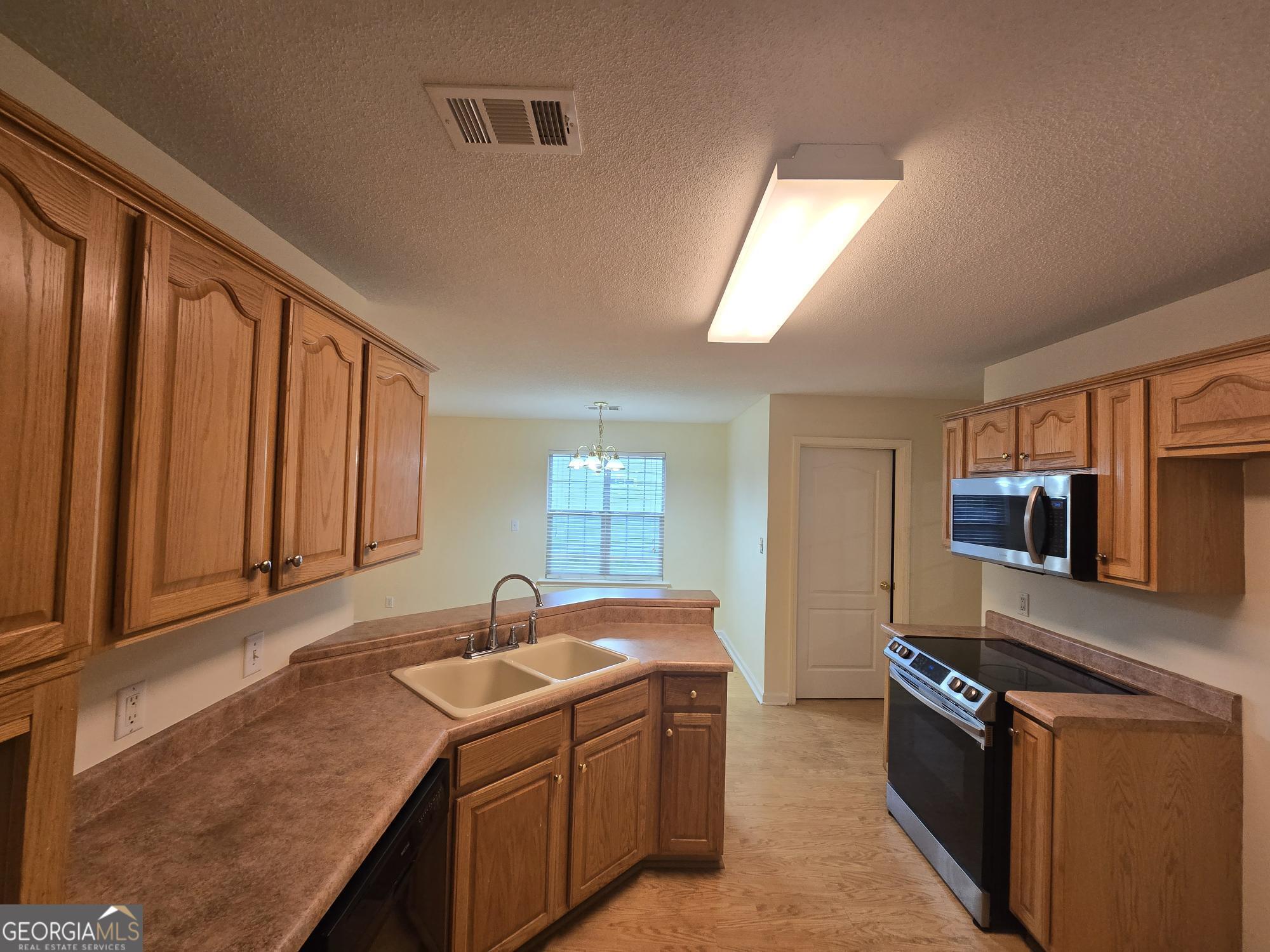 150 Knights Bridge Property Photo 4