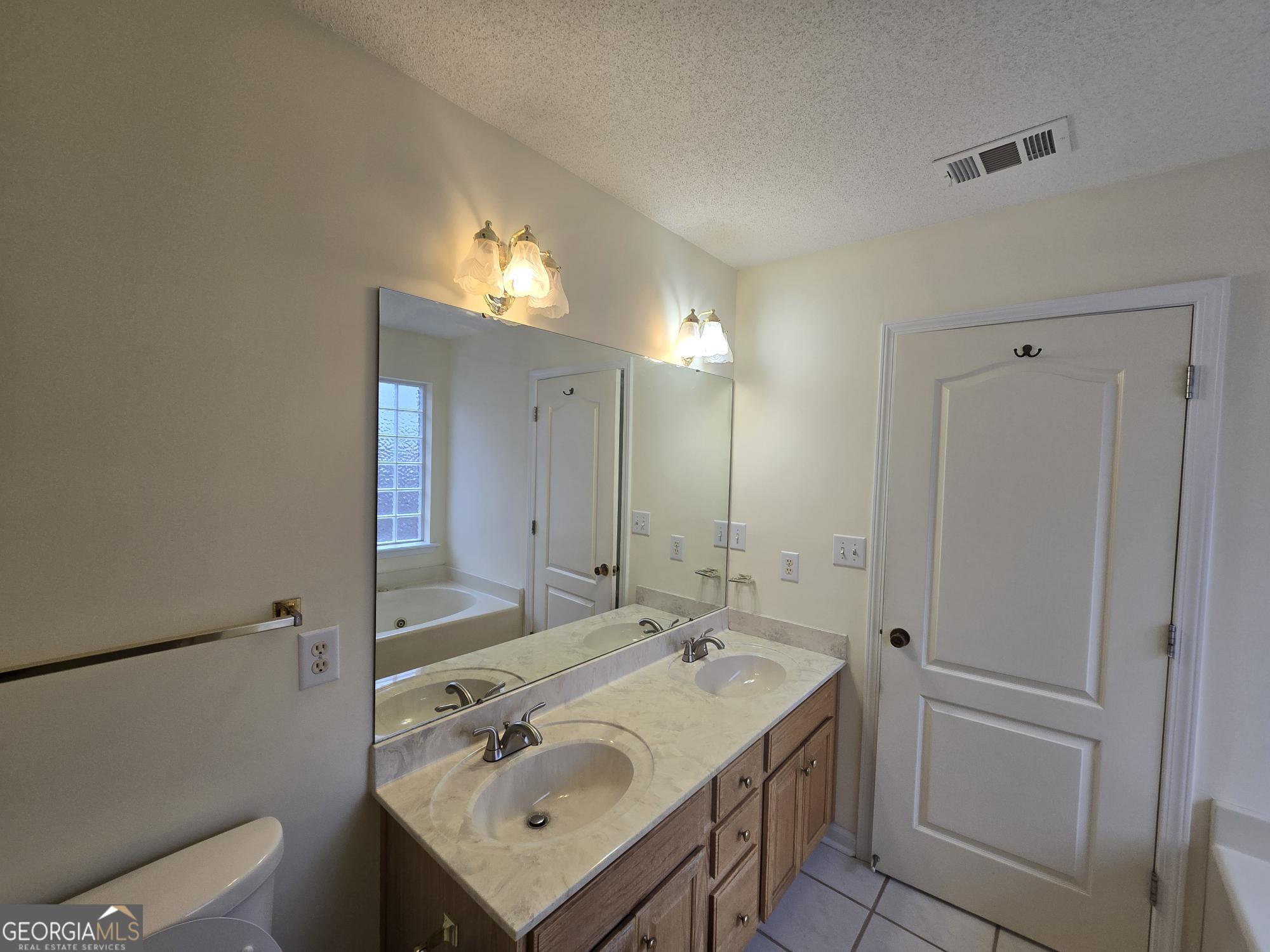150 Knights Bridge Property Photo 6