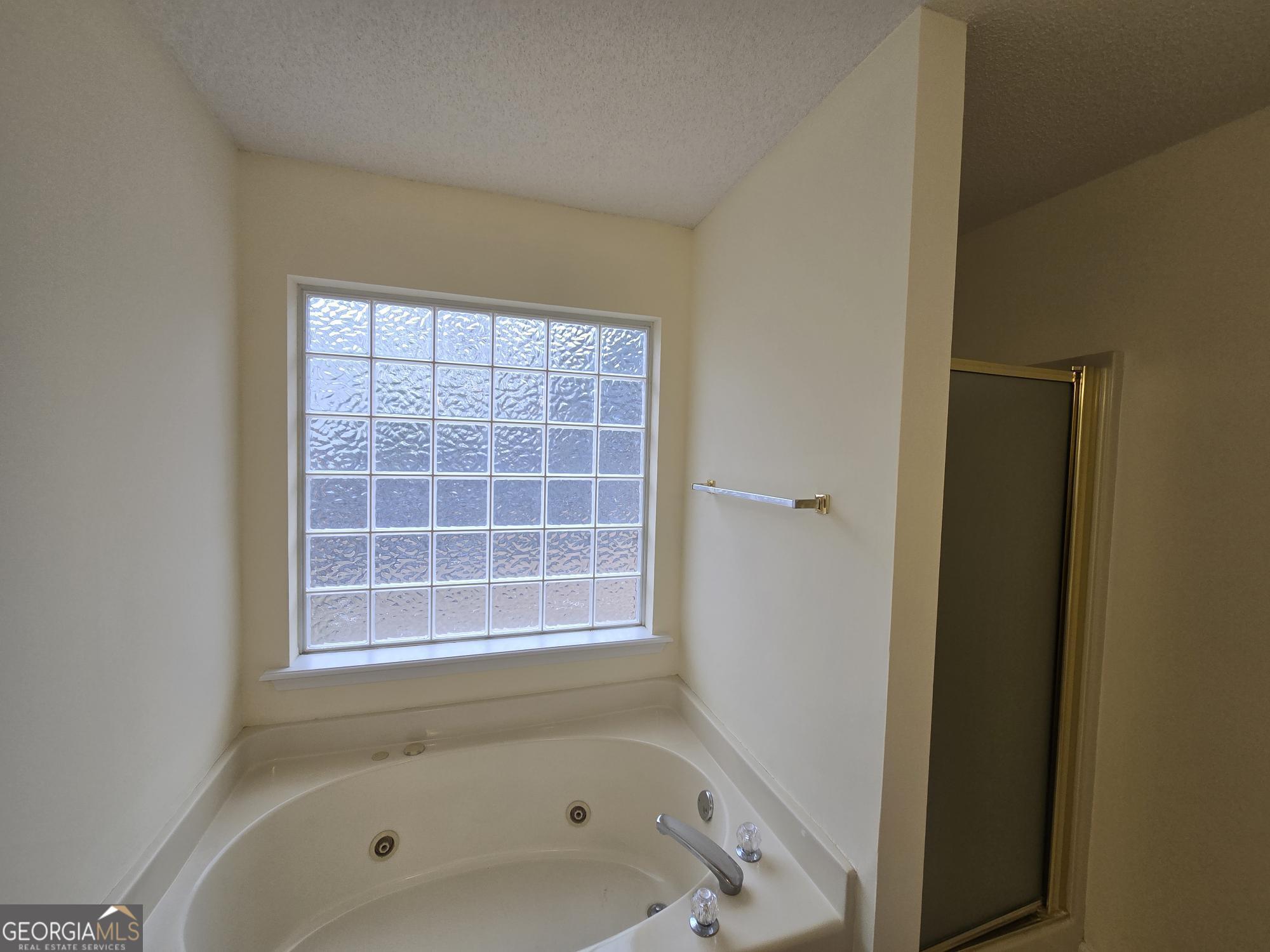 150 Knights Bridge Property Photo 7