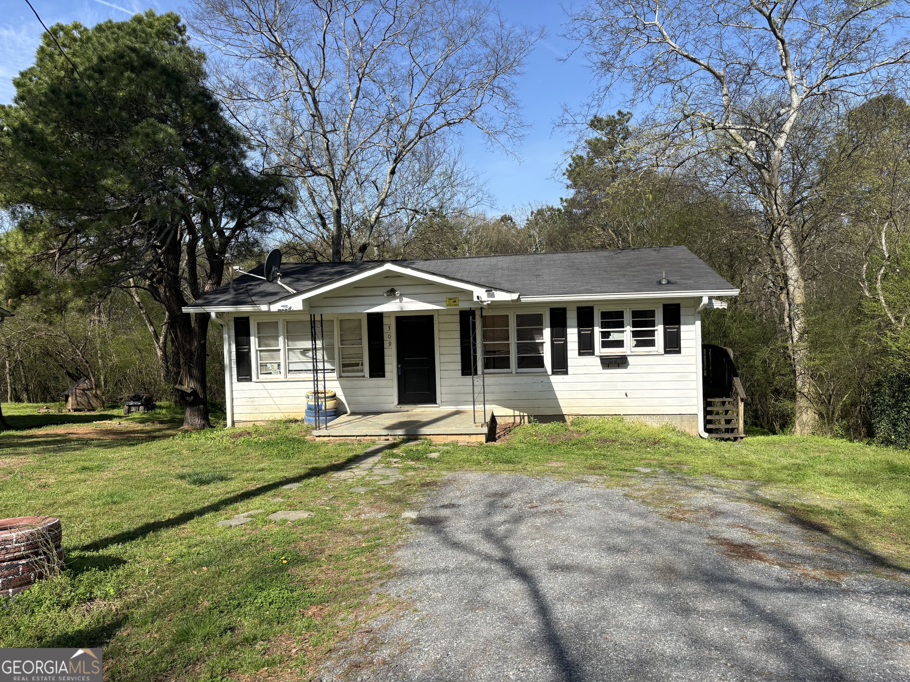 309 Crest Drive Property Photo 2