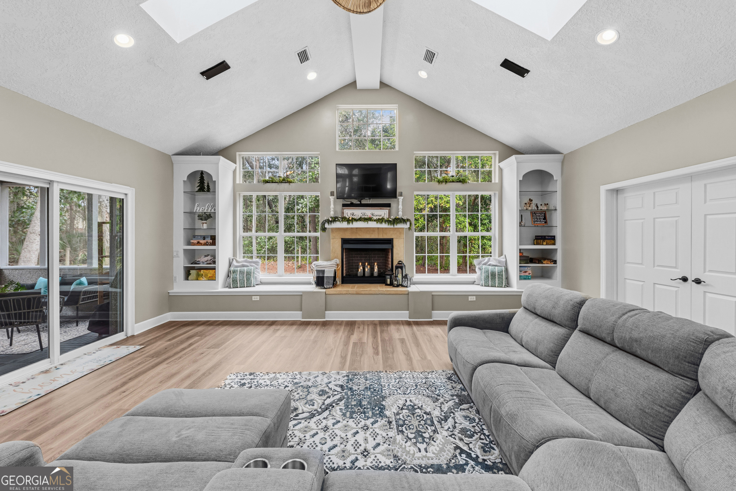 811 Riverview Drive W Property Photo 3