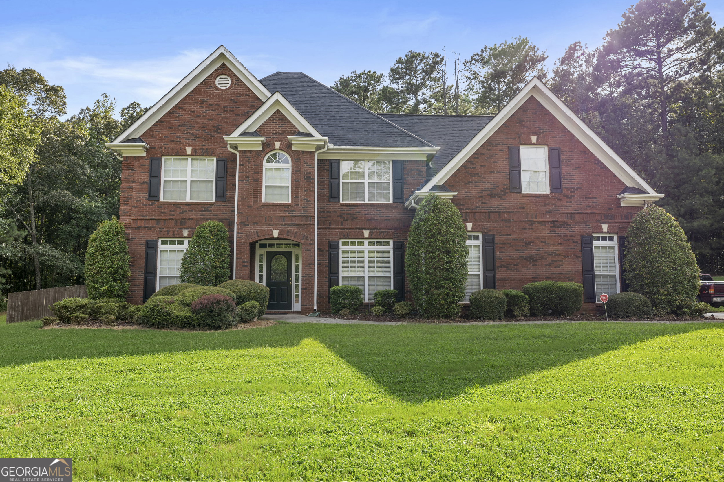 2104 Crest Wood Drive Property Photo 1