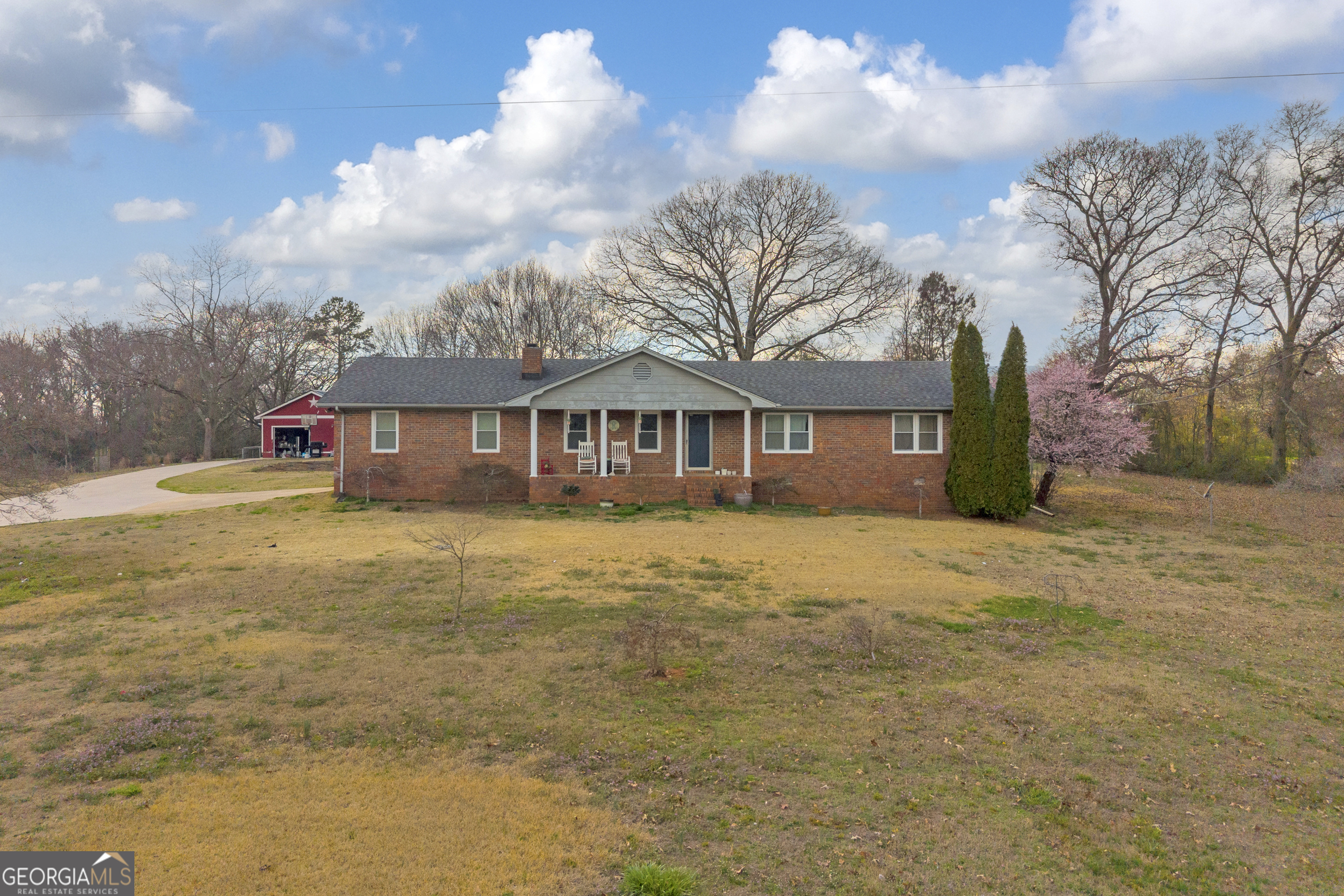 2299 Memorial Road Property Photo 1