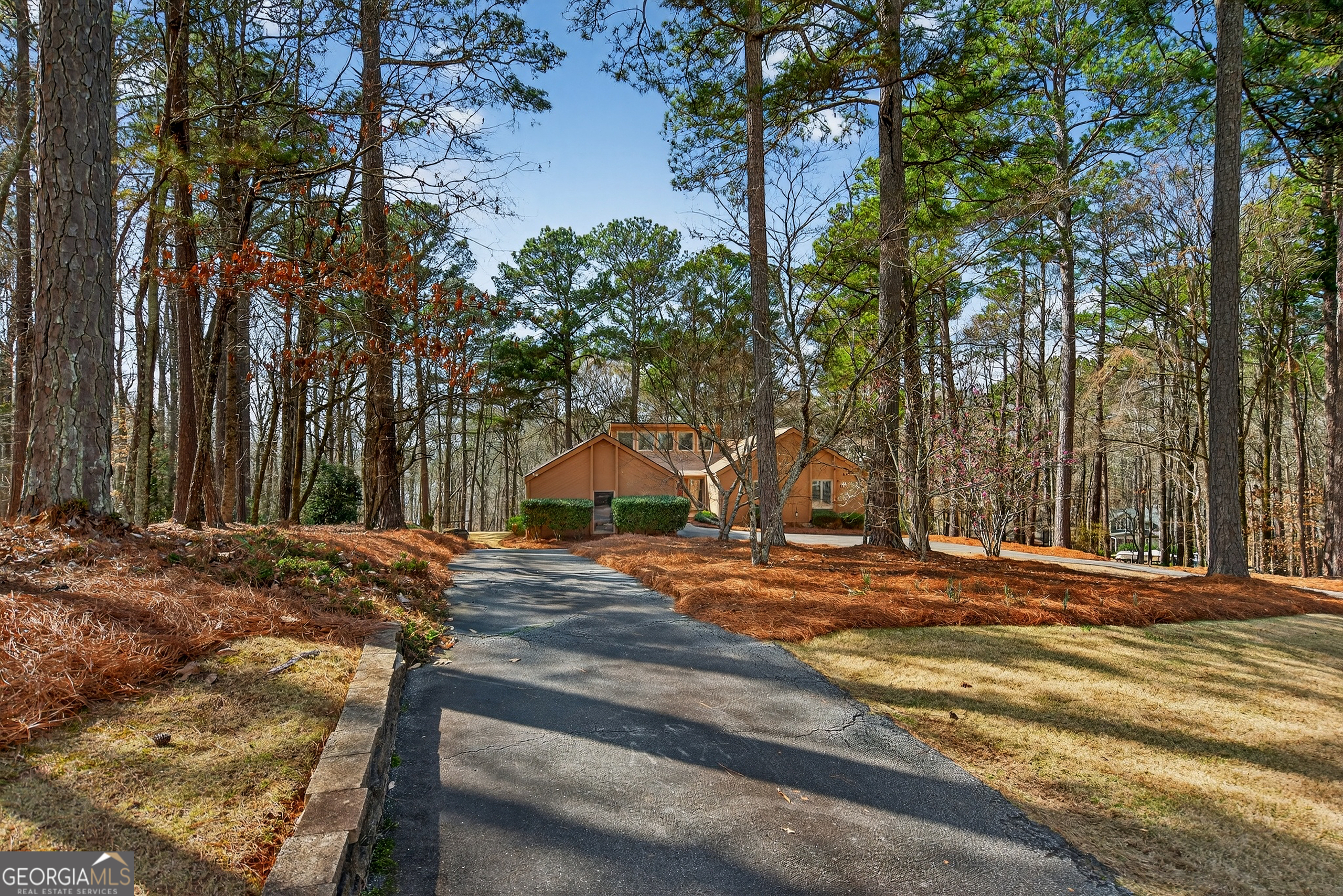 2005 Foxcroft Drive Property Photo 4
