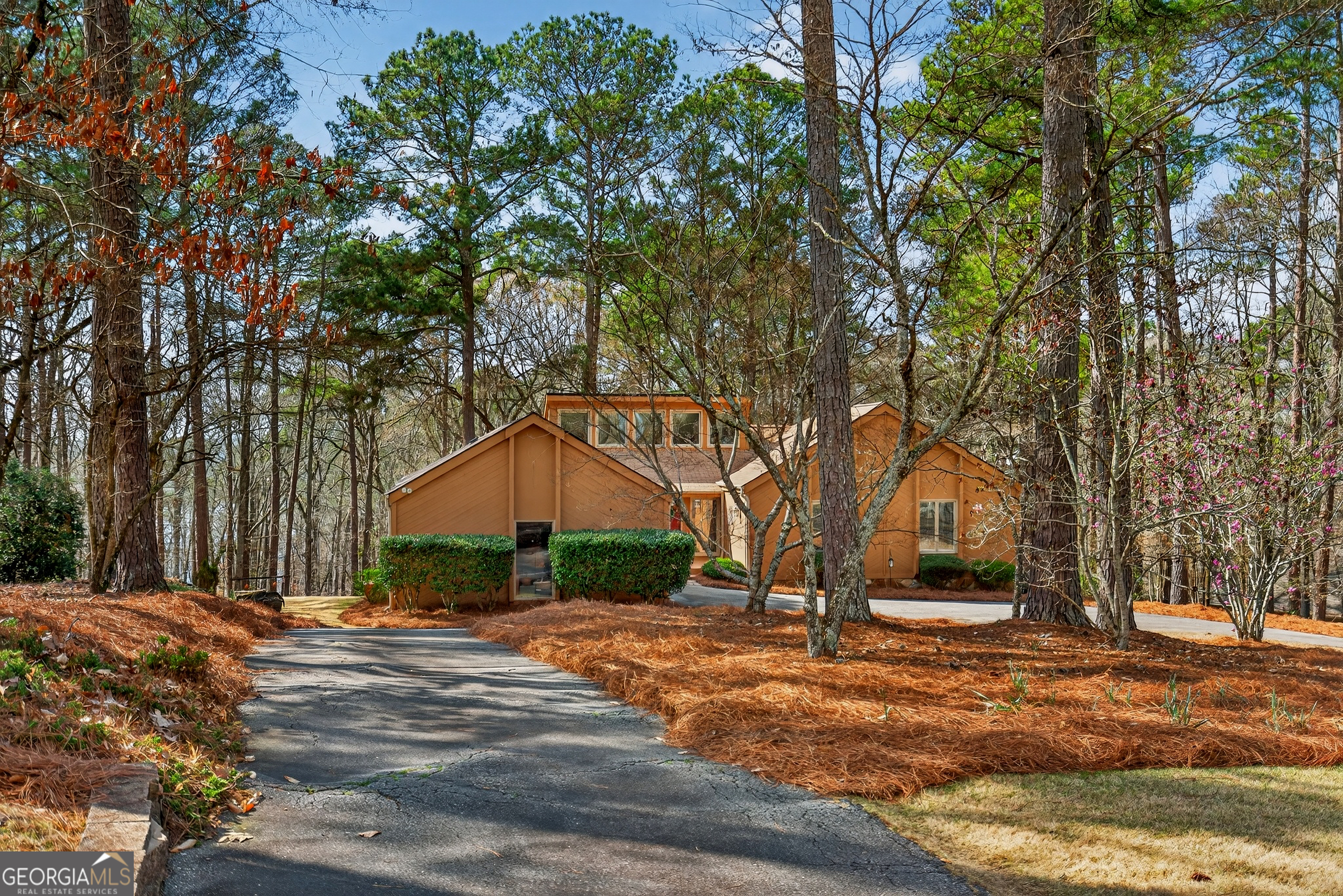 2005 Foxcroft Drive Property Photo 8