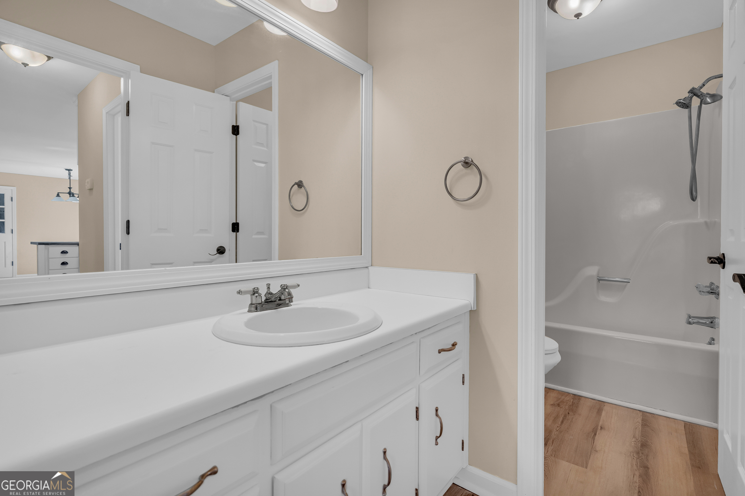 694 Lovers Lane Property Photo 9