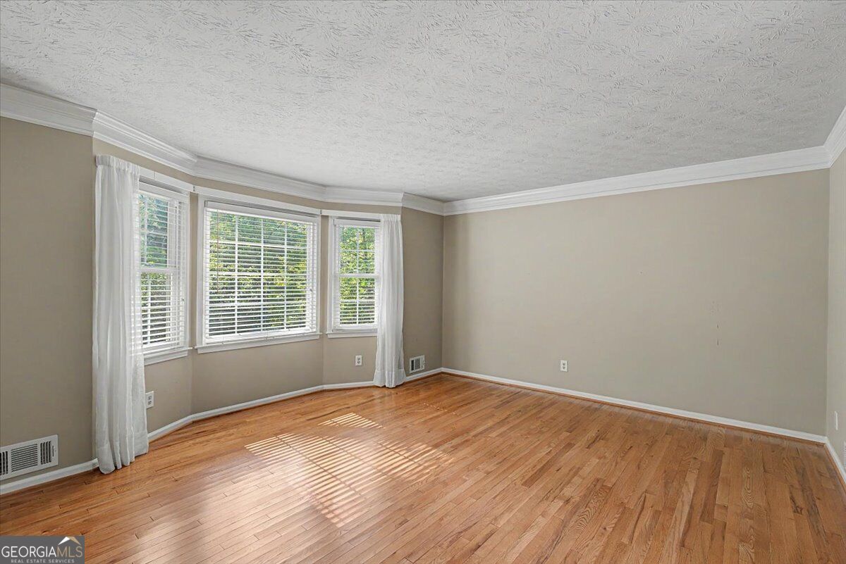 1663 Huntingford Drive Property Photo 5