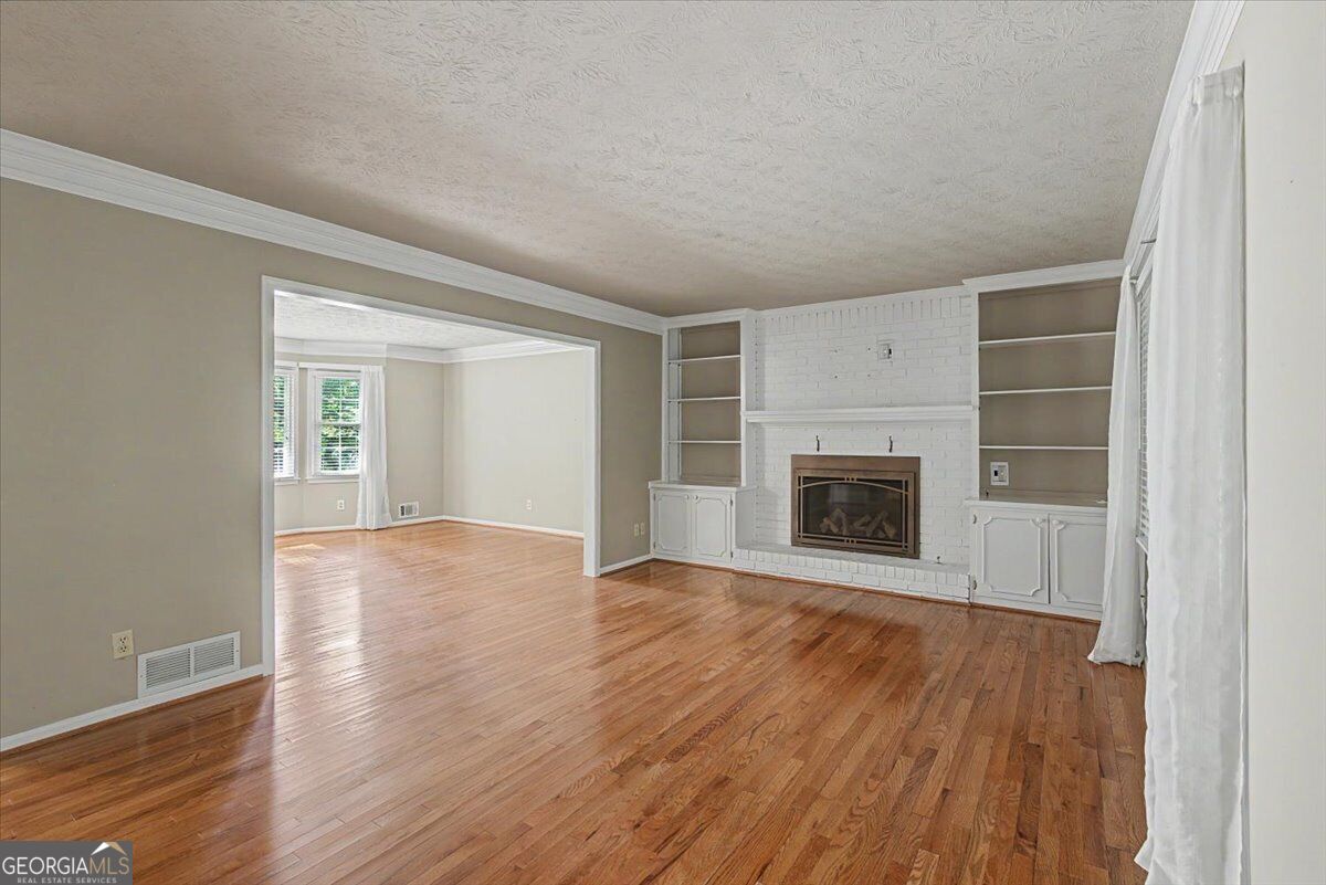 1663 Huntingford Drive Property Photo 10