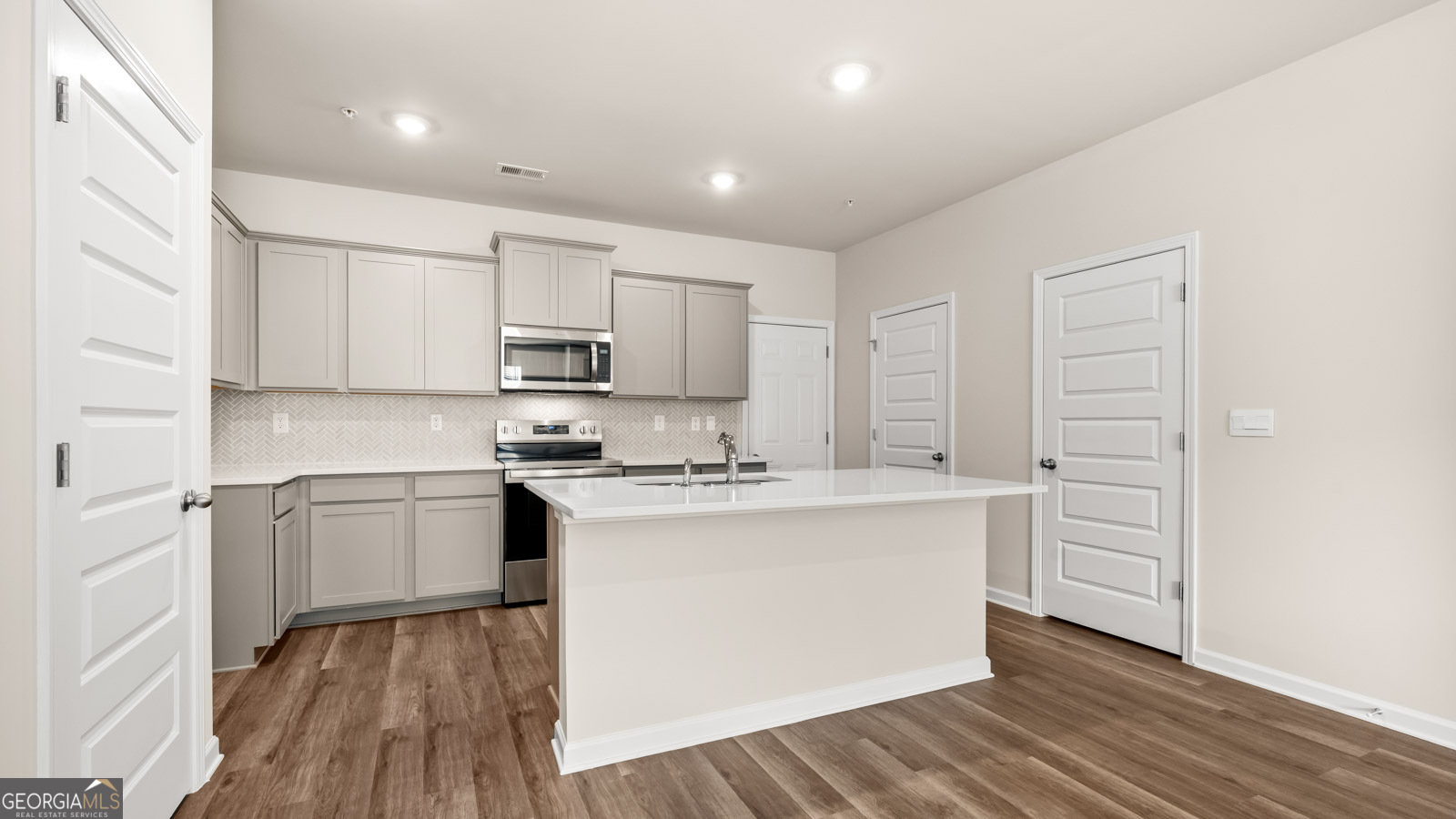 408 Reflection Drive Property Photo 4