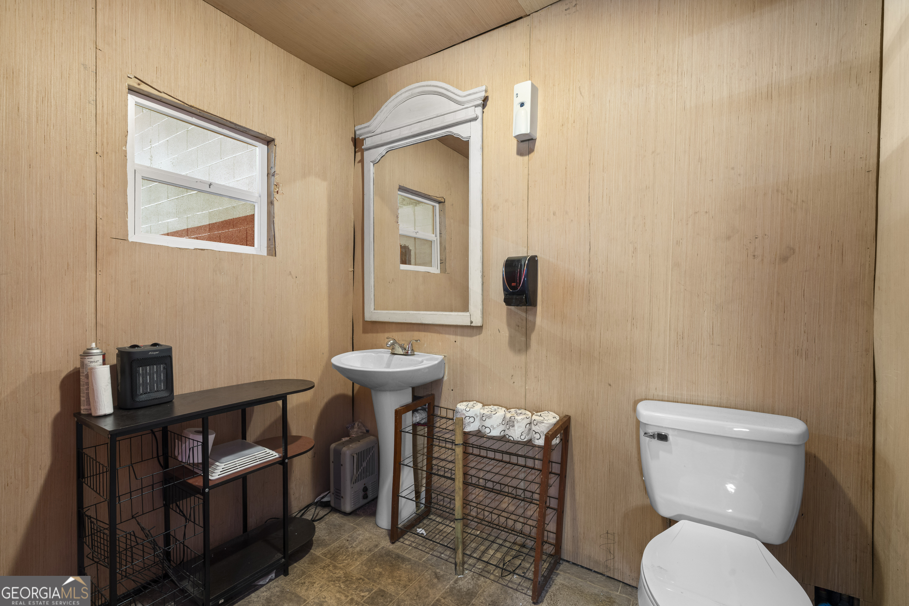 712 / 710 Glenwood Avenue Property Photo 33