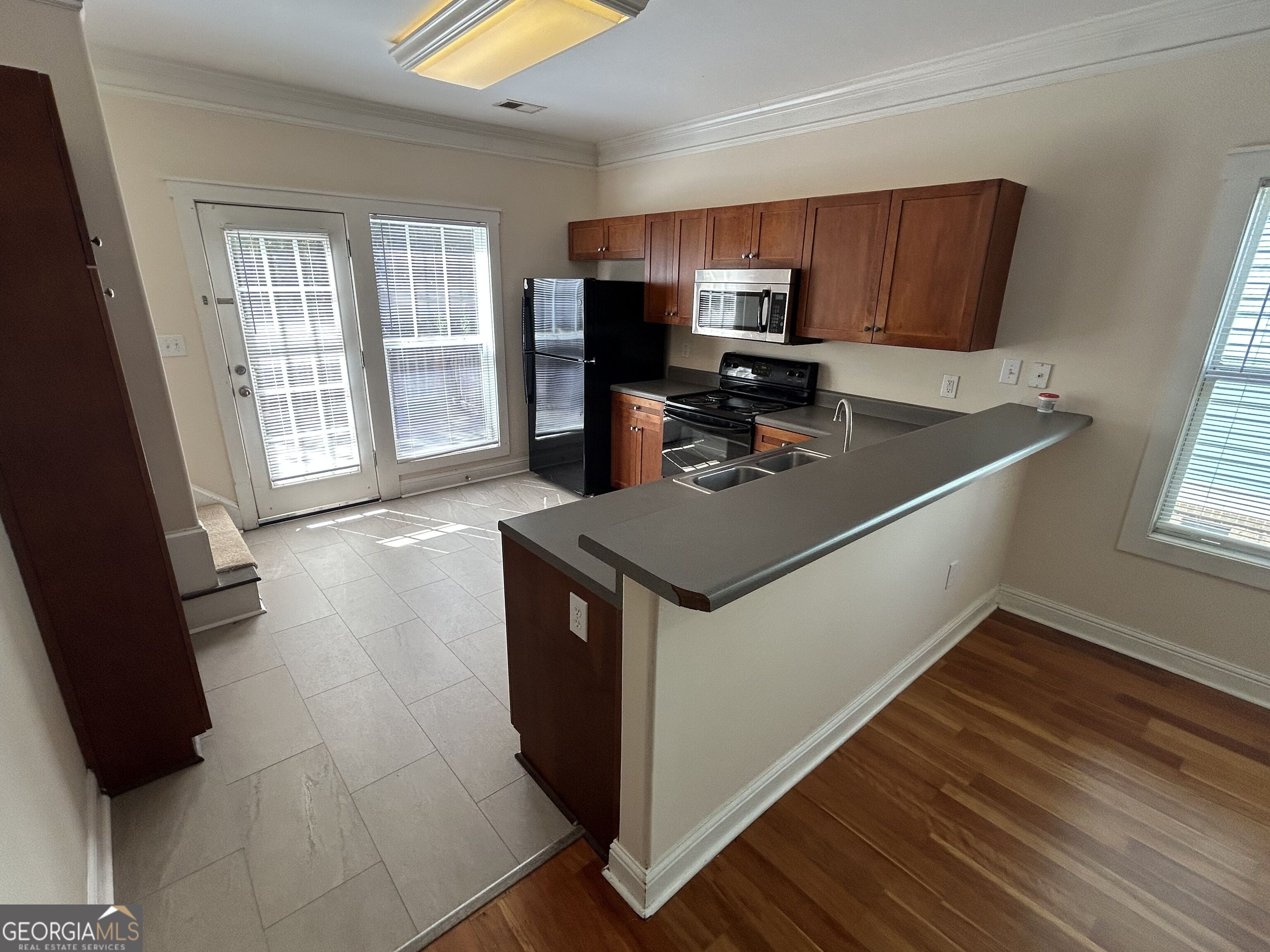 2060 Lakeside Drive Property Photo 5
