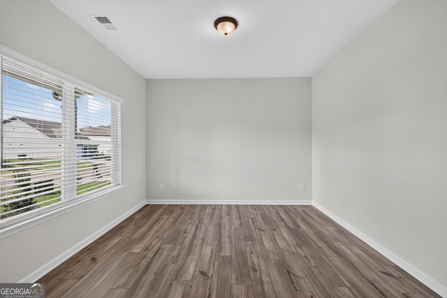 109 Shire Loop Property Photo 4