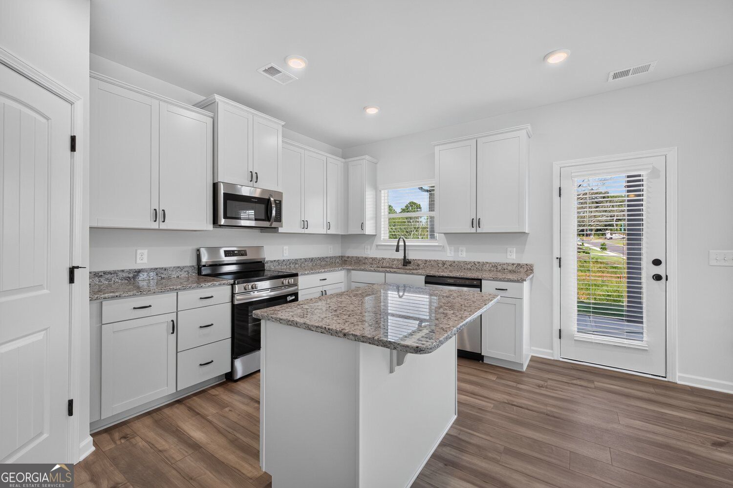 109 Shire Loop Property Photo 14