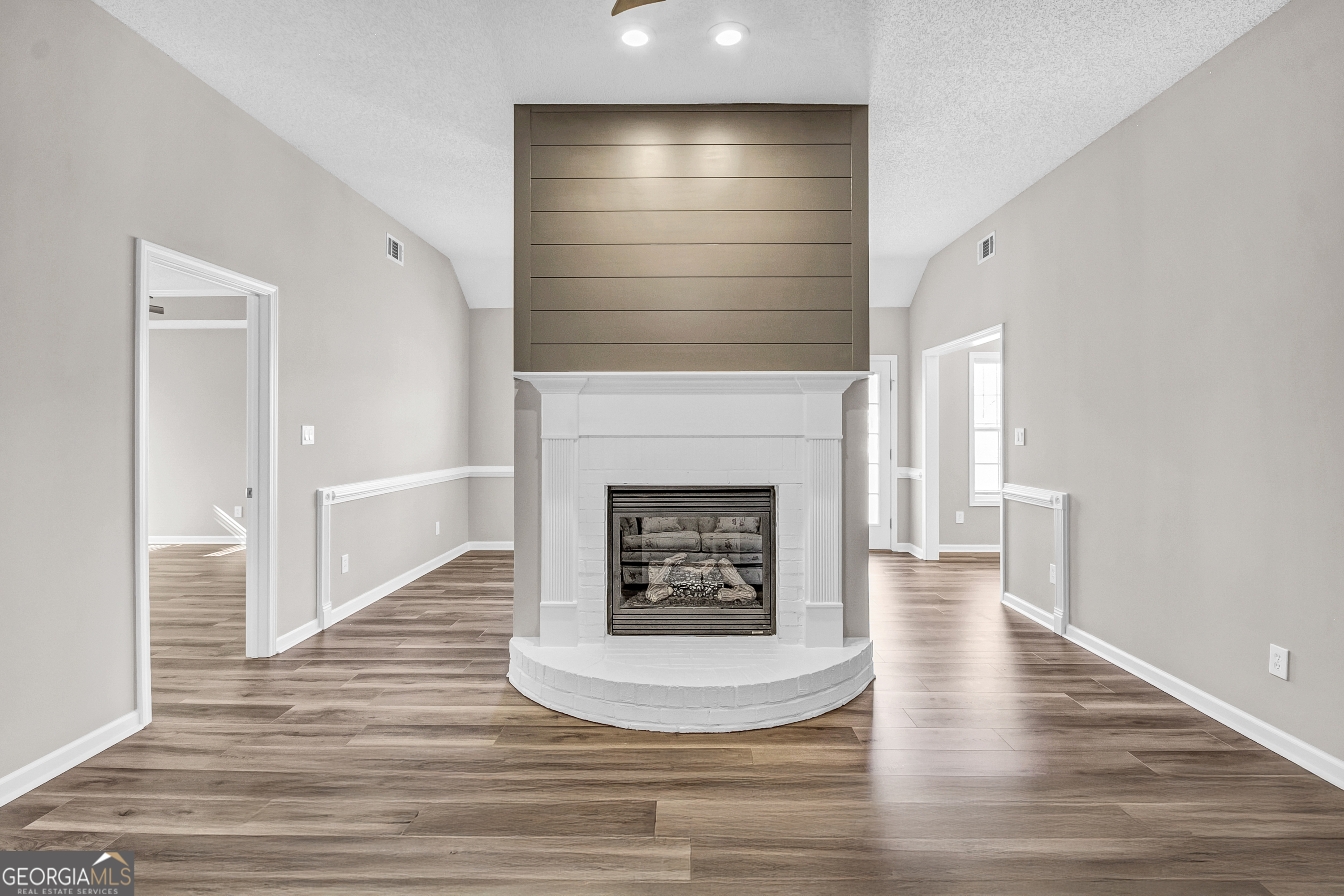 215 Prominent Loop Property Photo 4