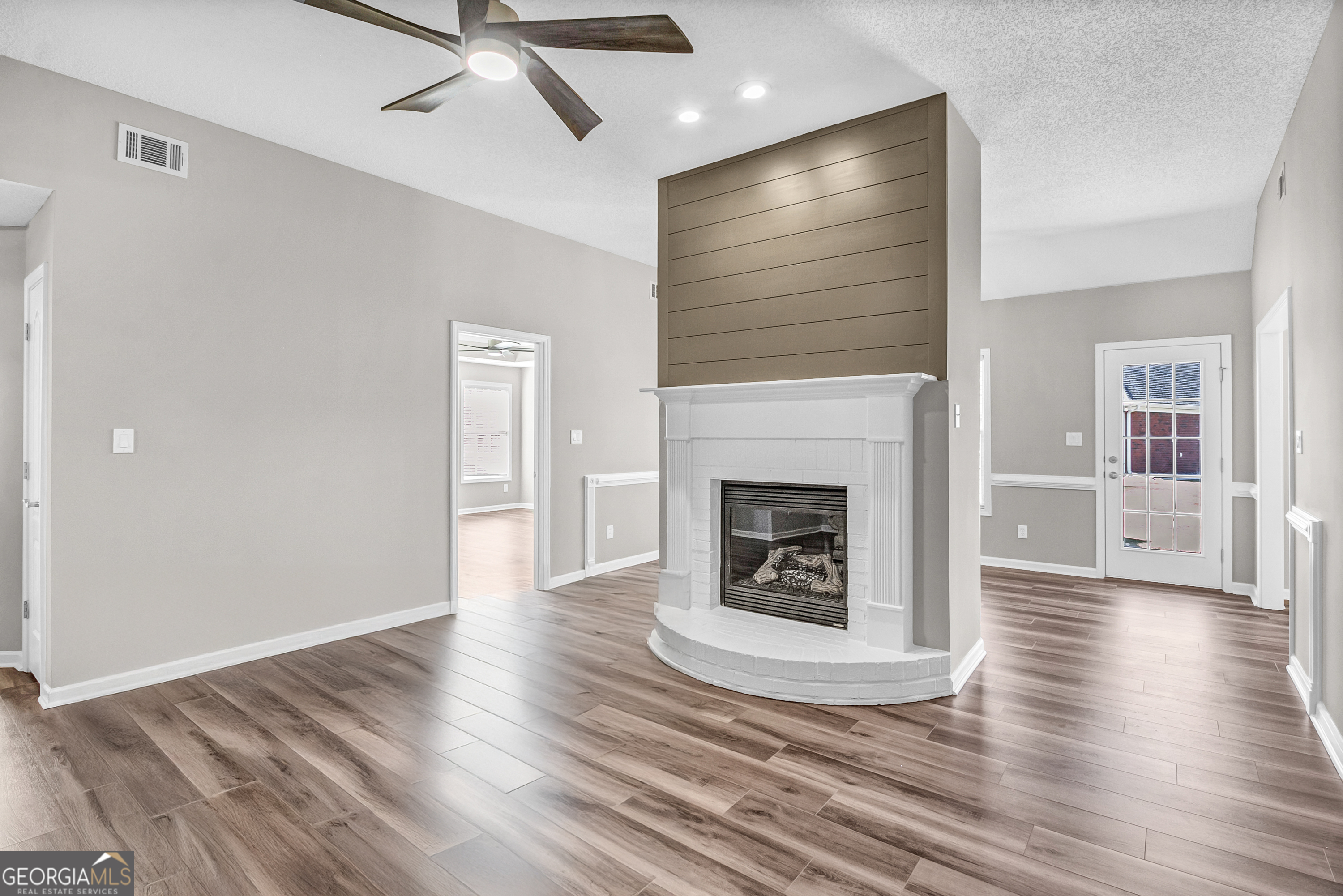 215 Prominent Loop Property Photo 5