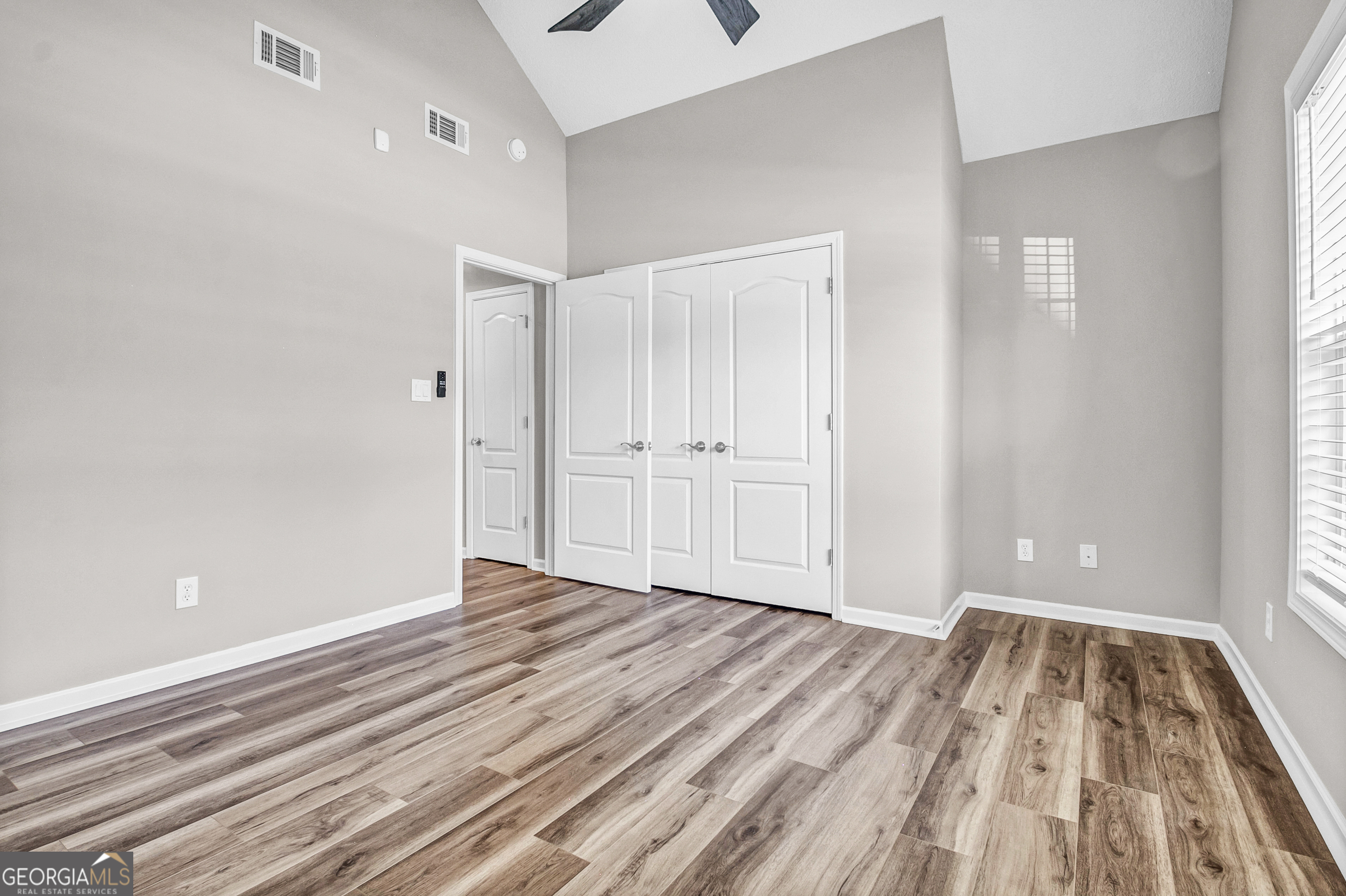 215 Prominent Loop Property Photo 11