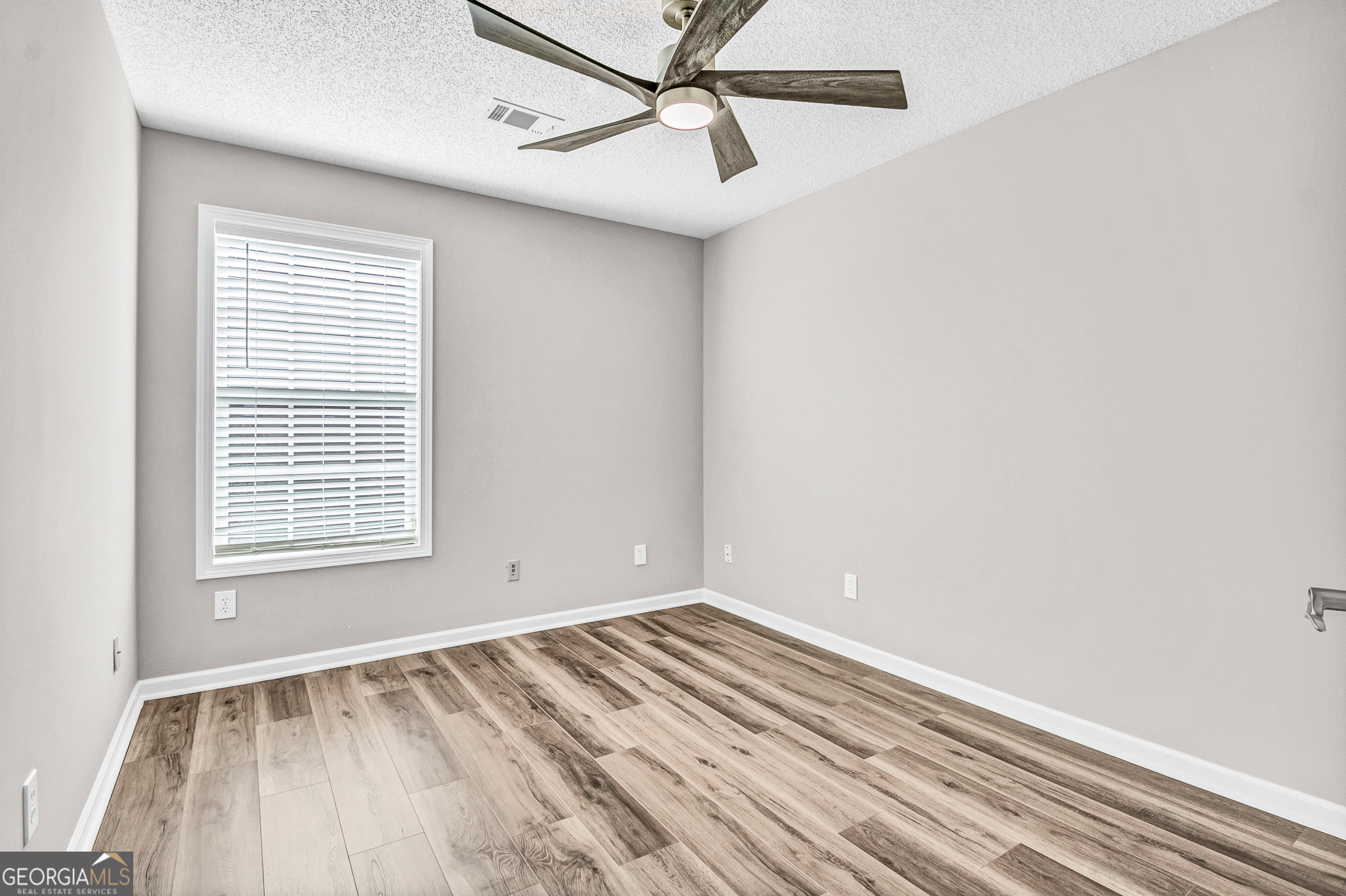 215 Prominent Loop Property Photo 12