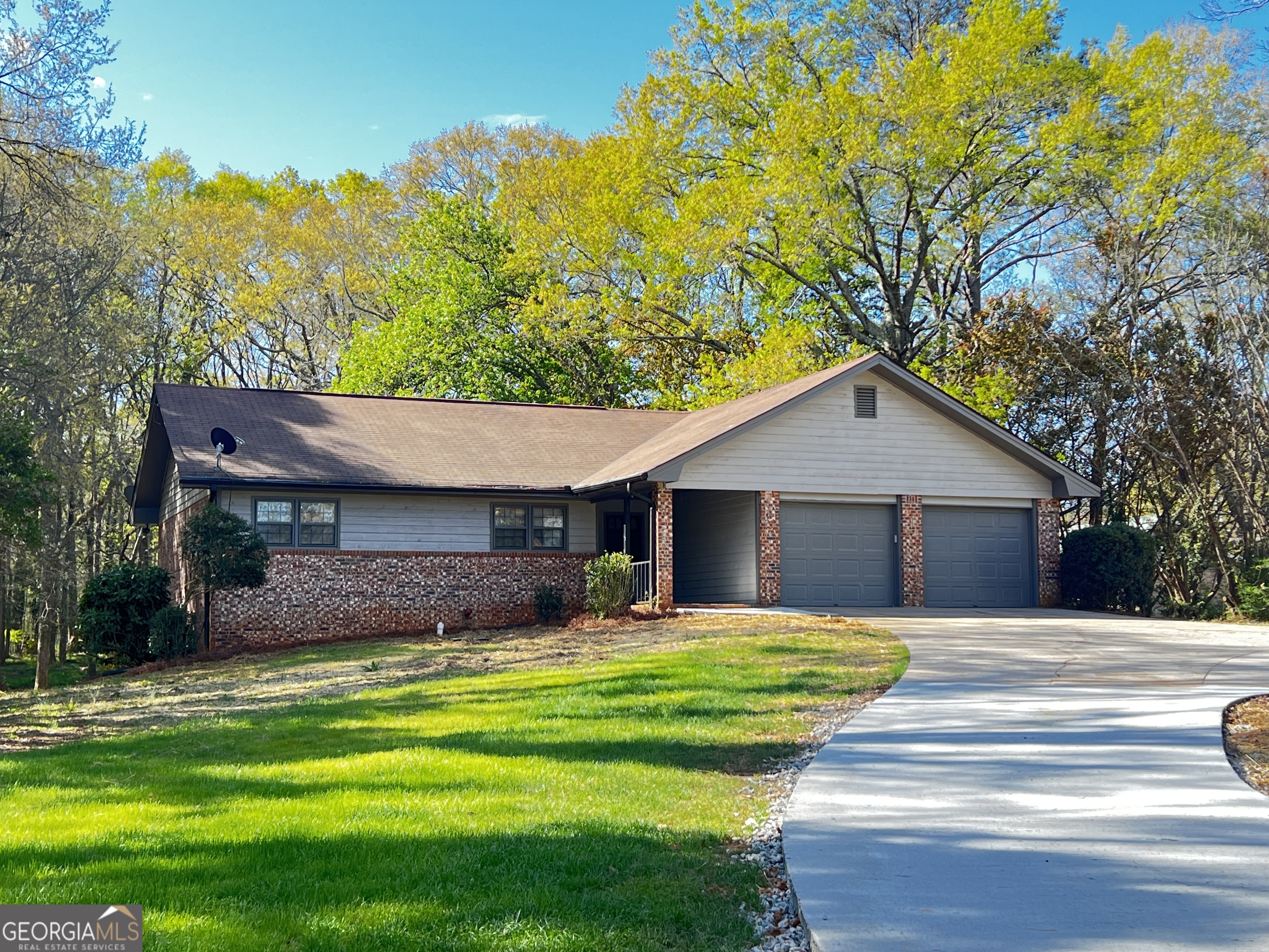 2115 Oak Hill Road Property Photo 1