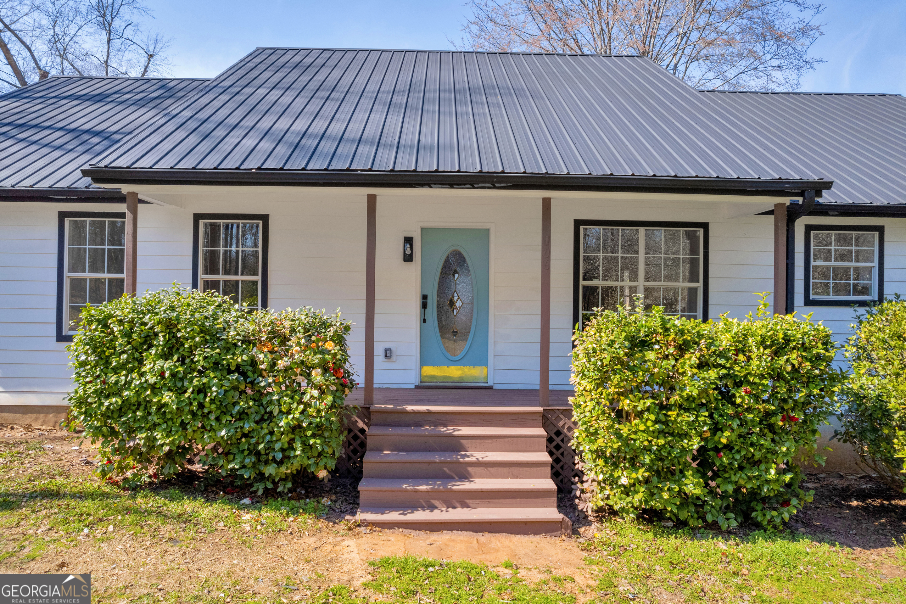 106 Ne Degrandis Property Photo 2