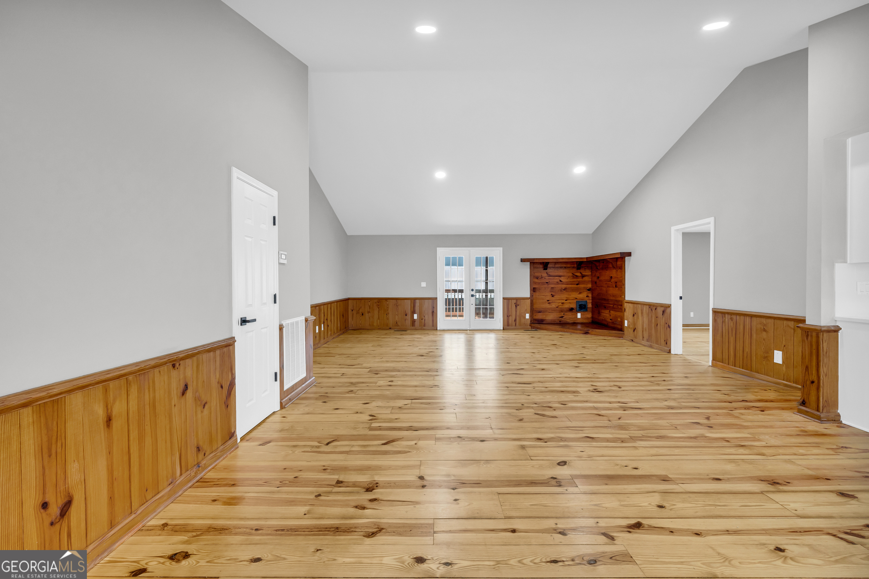106 Ne Degrandis Property Photo 8