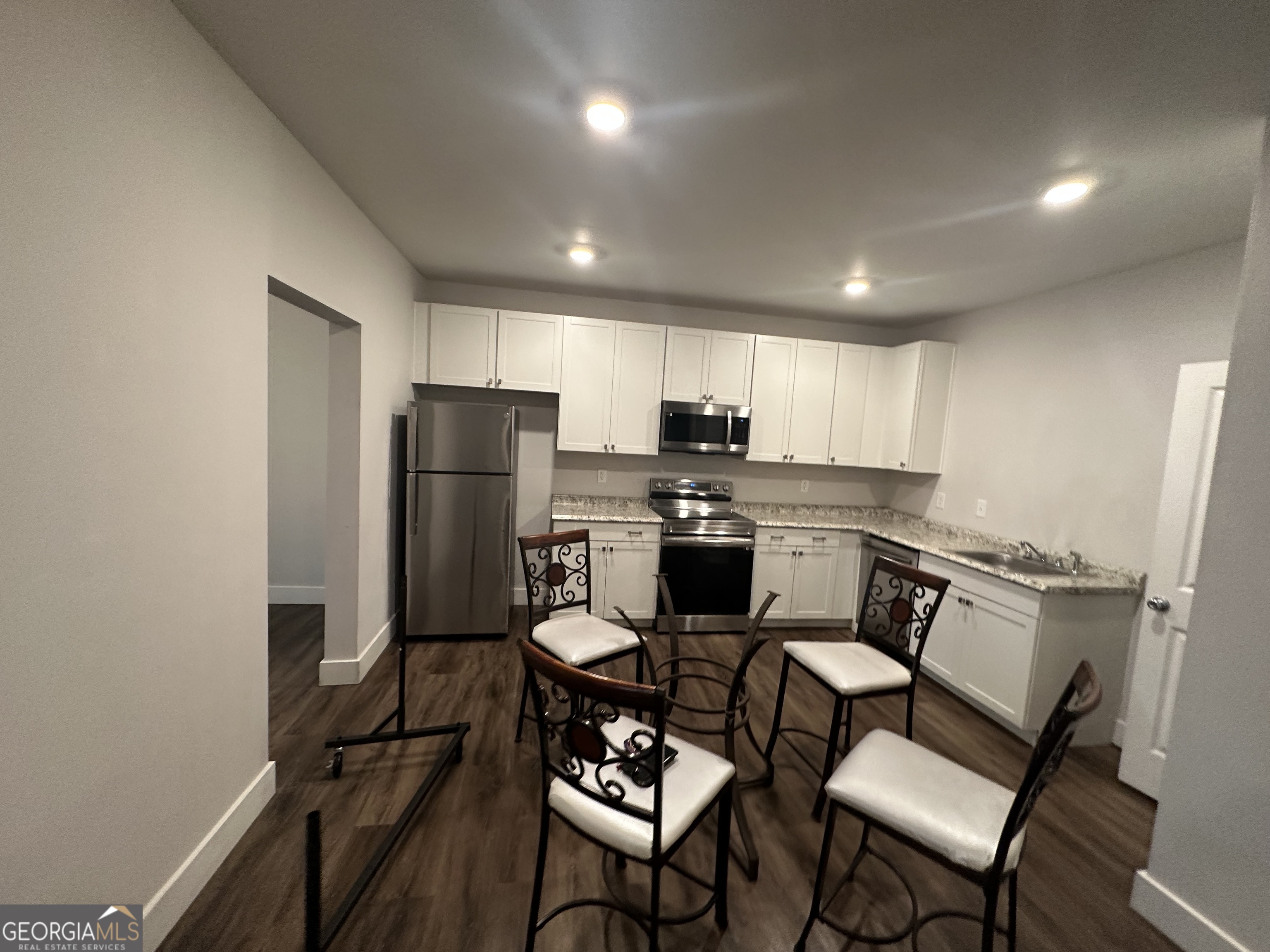 370 Crestbrook Lane Unit B Property Photo 6