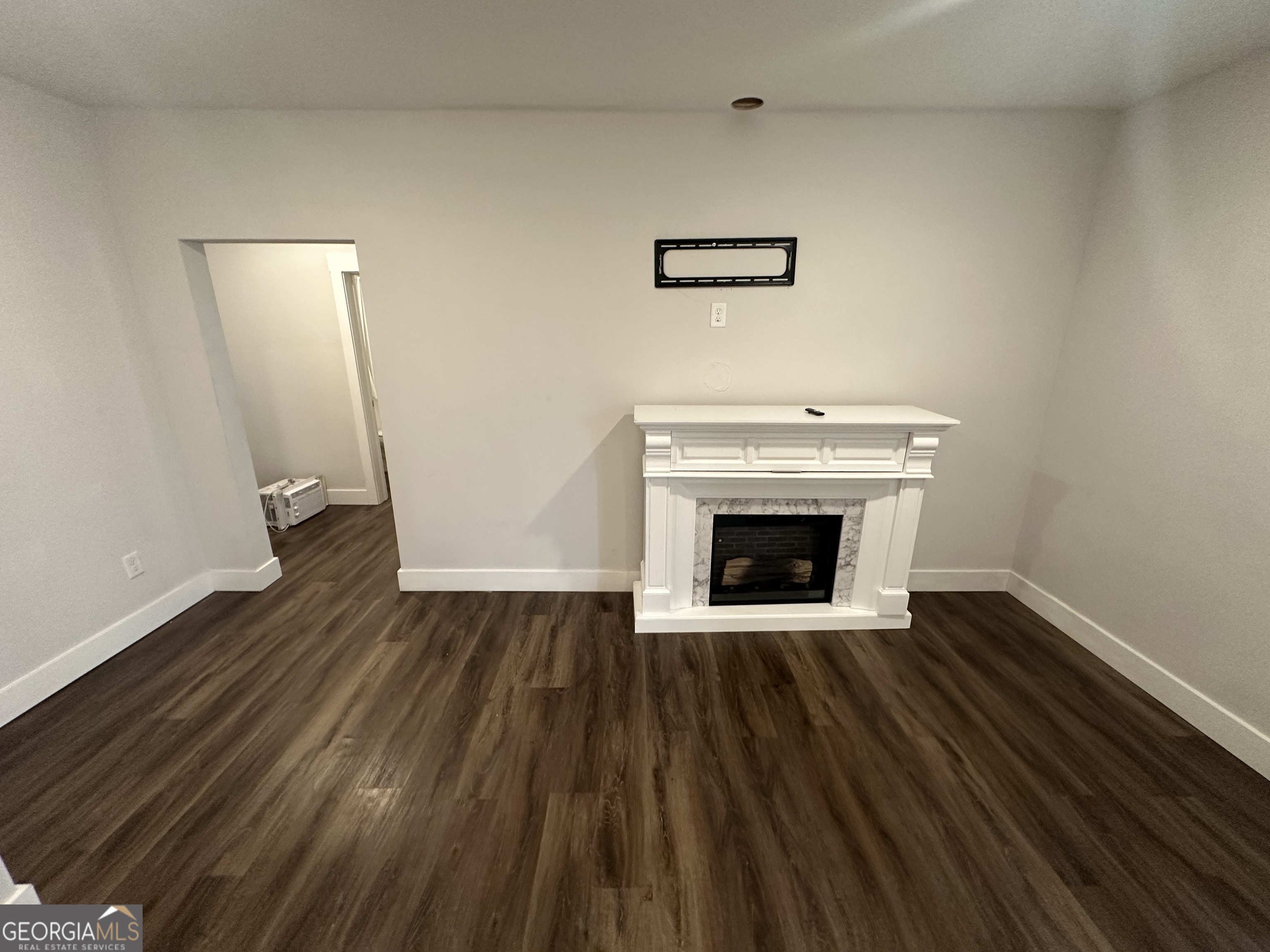 370 Crestbrook Lane Unit B Property Photo 16