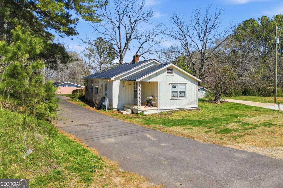 3823 Cumming Highway Property Photo 3