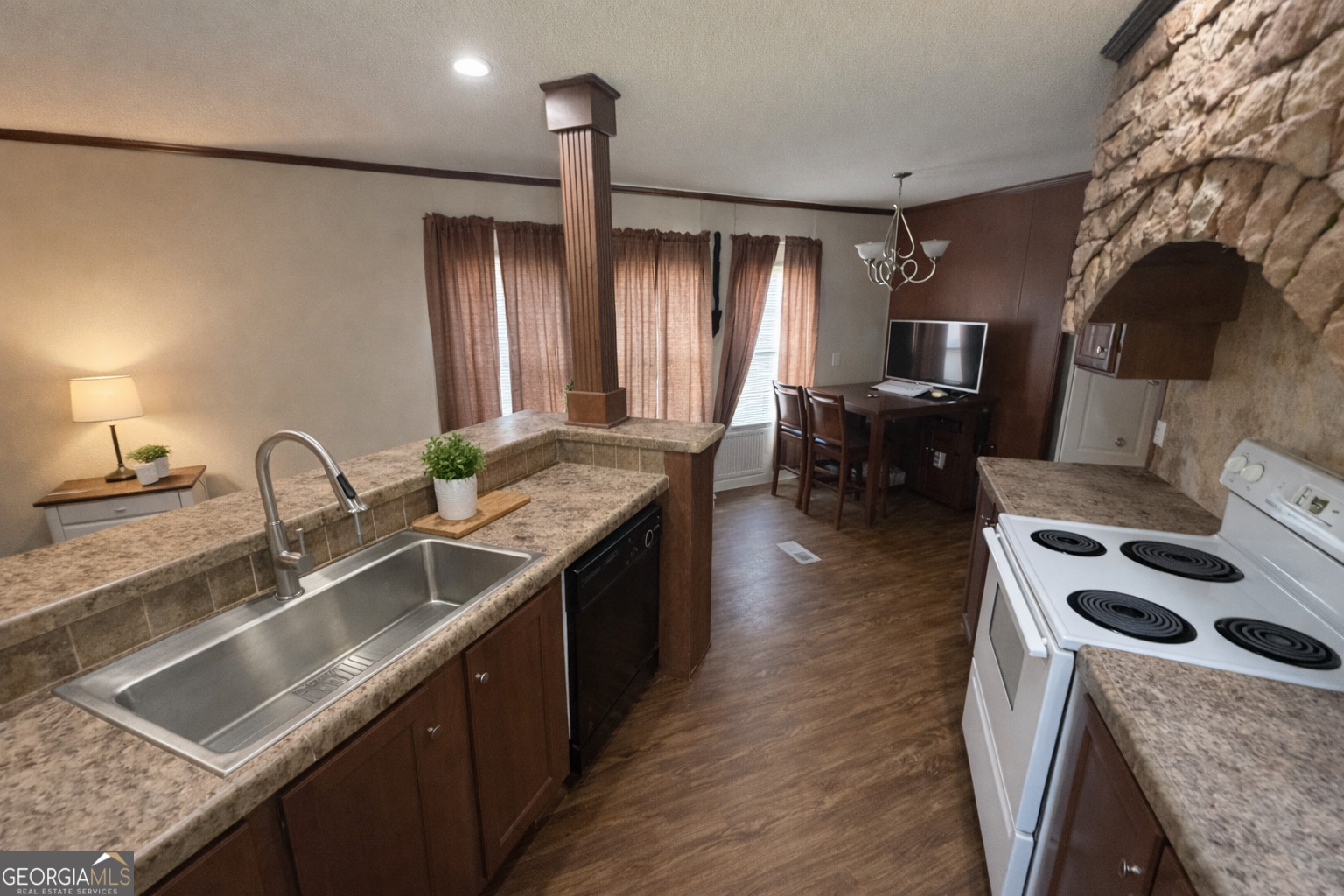 2811 Lyons Center Road Property Photo 4