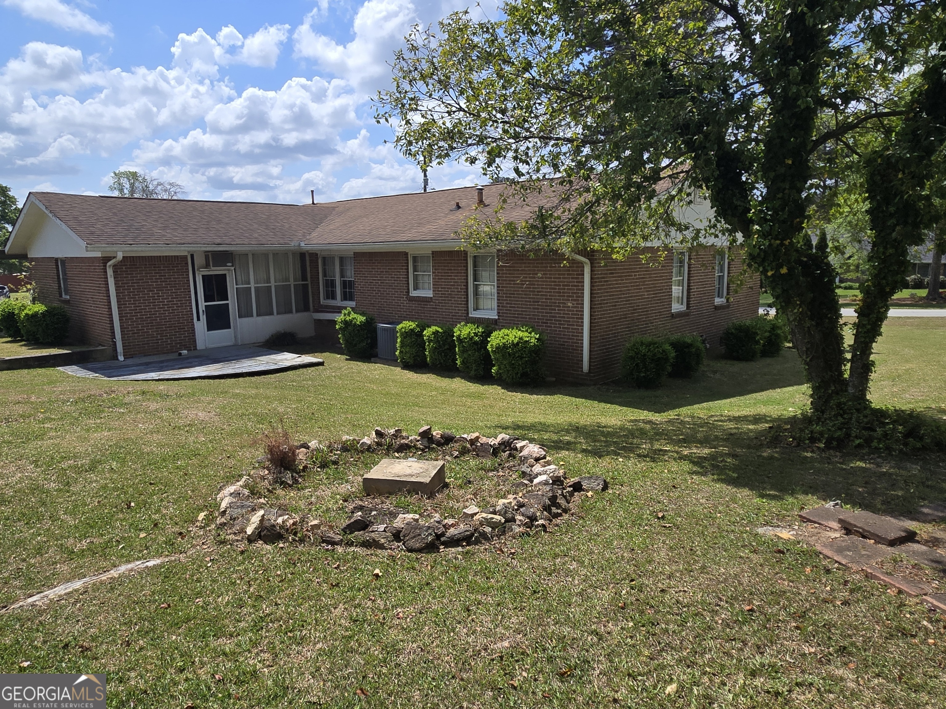 101 Skyline Drive Property Photo 5