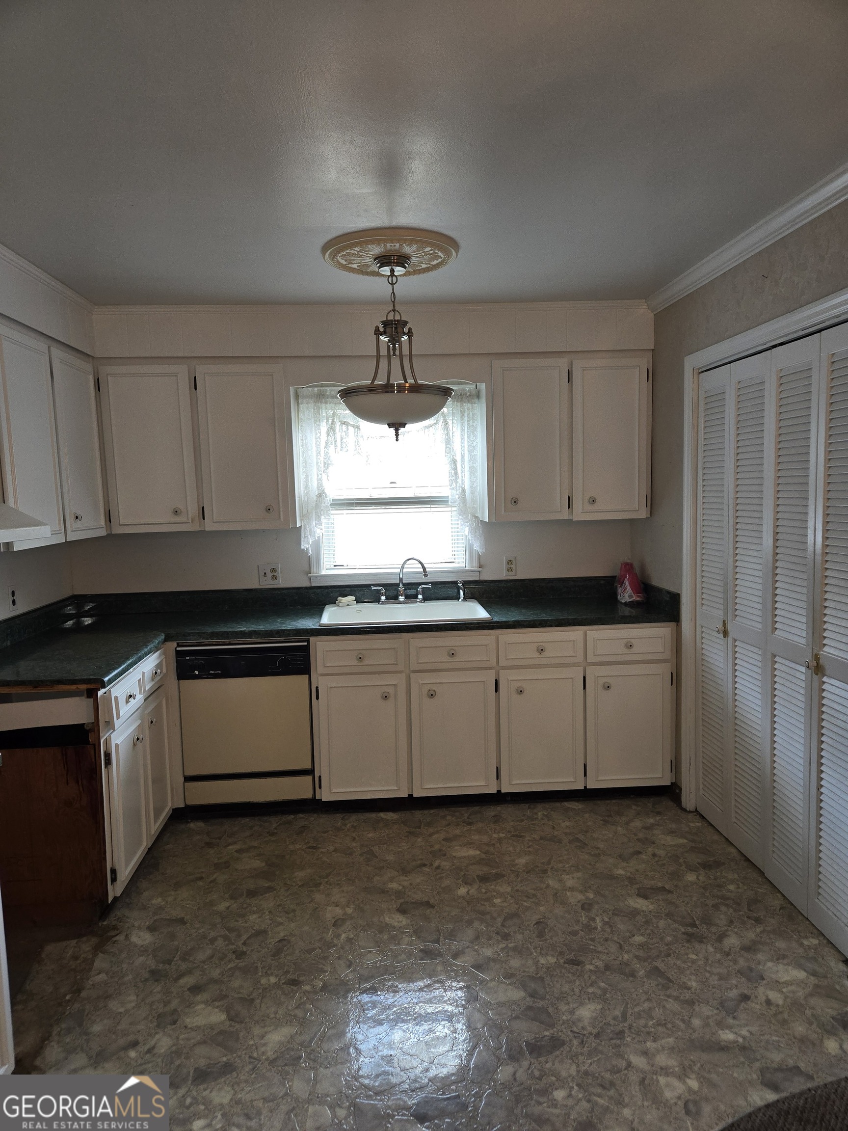 101 Skyline Drive Property Photo 7