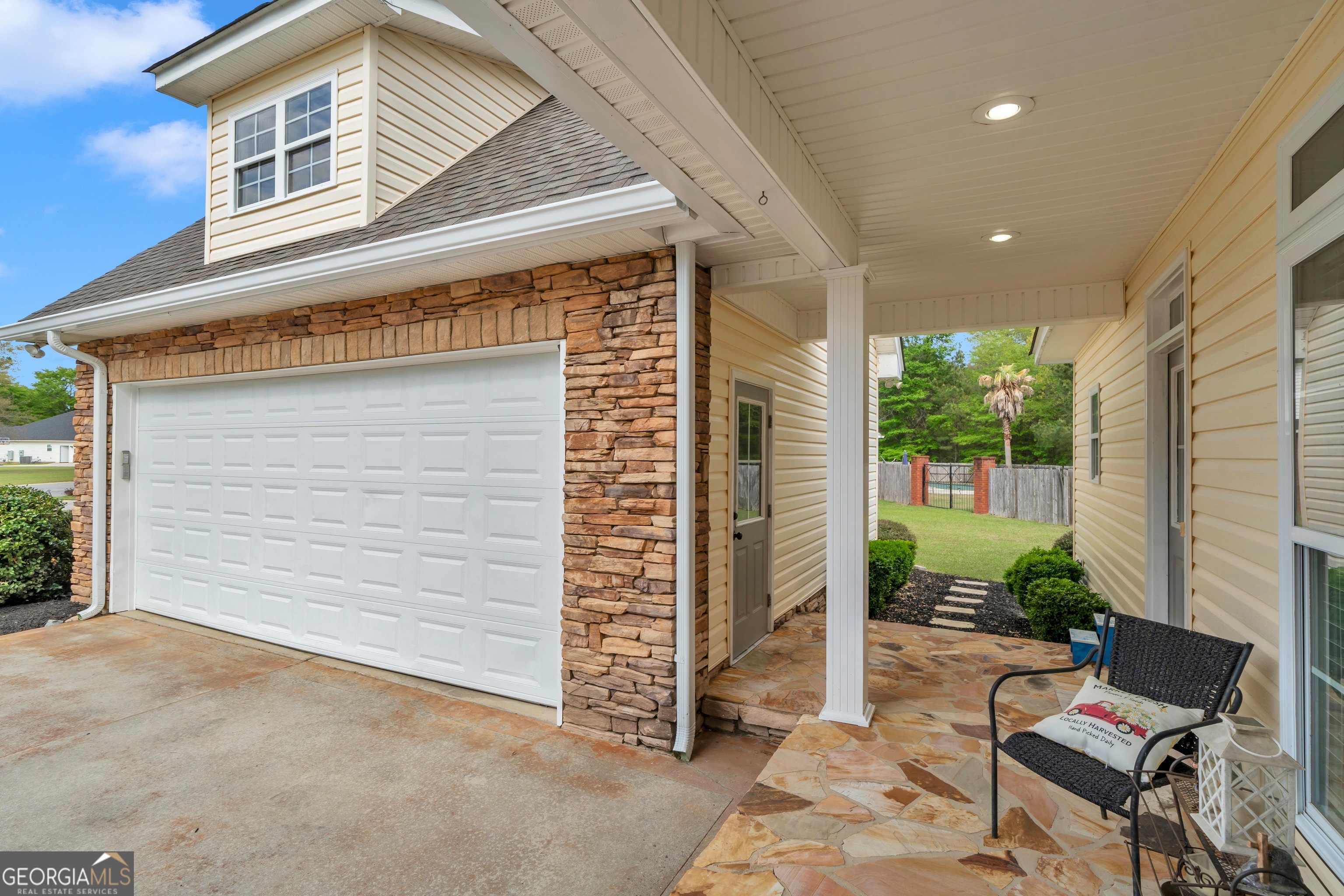 208 Hedge Row Property Photo 3