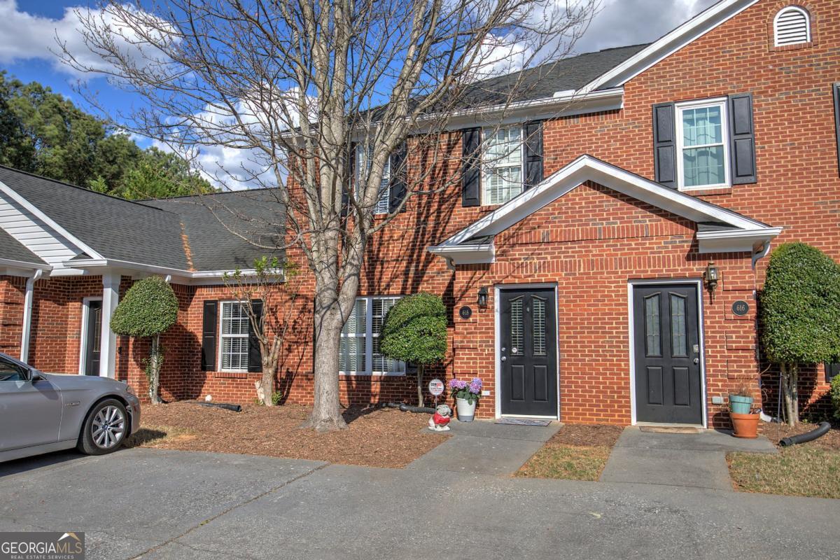 618 Manor Way Property Photo 4